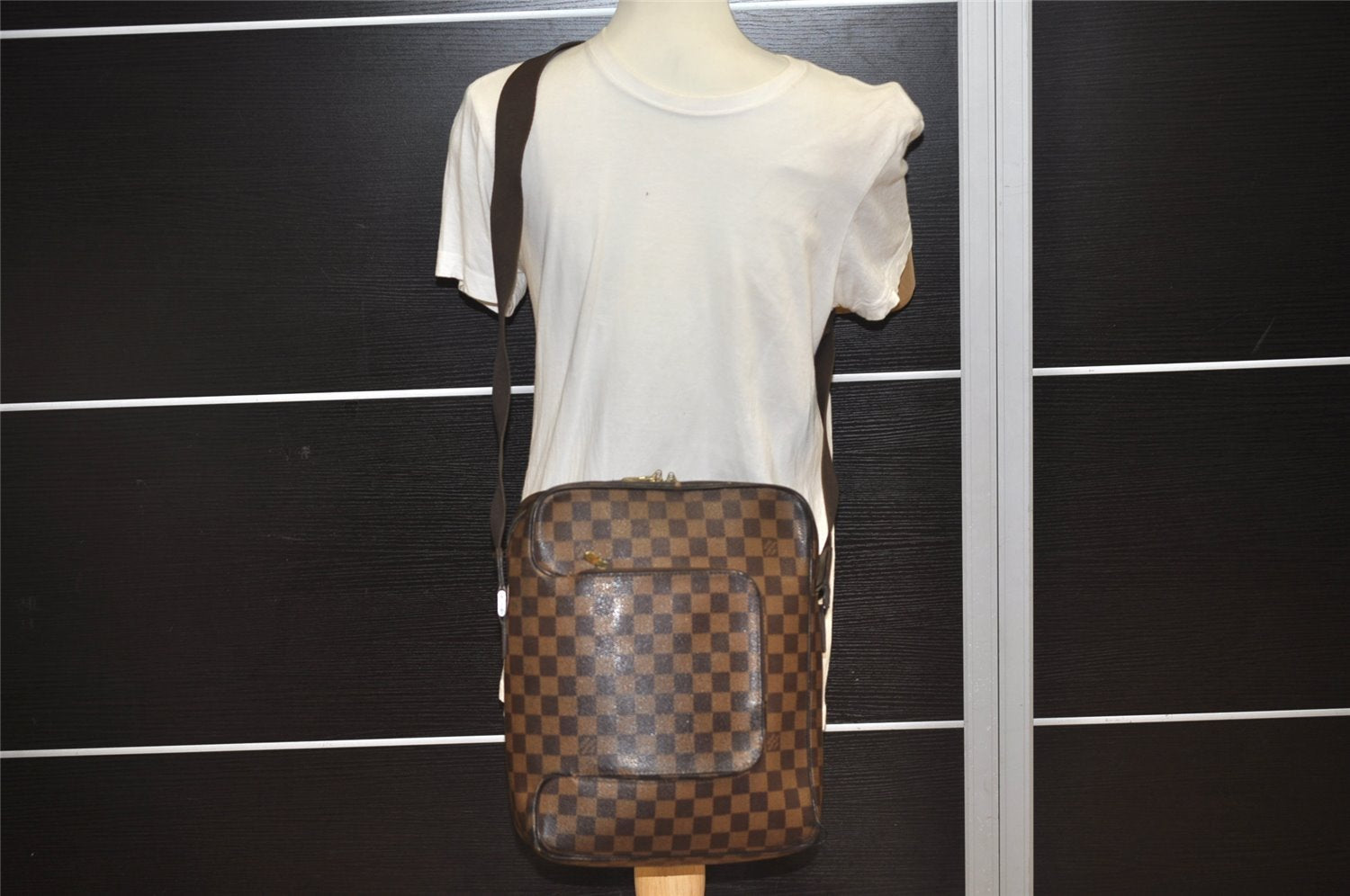 Authentic Louis Vuitton Damier Olav MM Shoulder Cross Body Bag N41441 LV 0008K