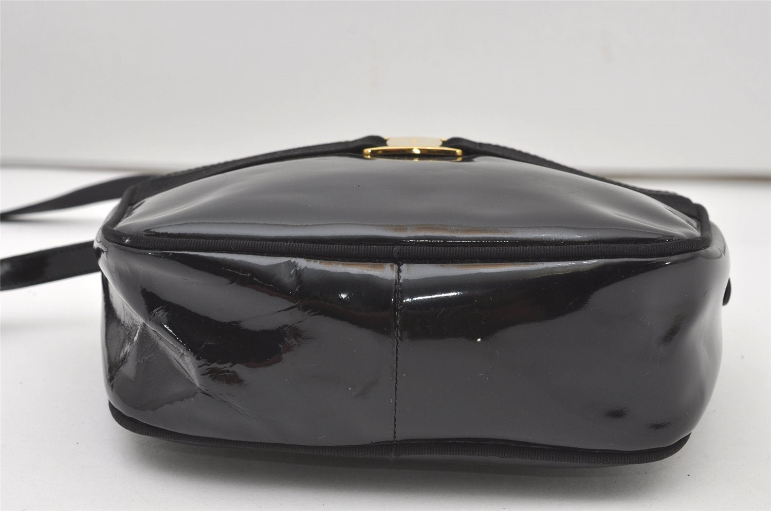 Authentic Salvatore Ferragamo Vara Shoulder Cross Body Bag Enamel Black SF 0093J