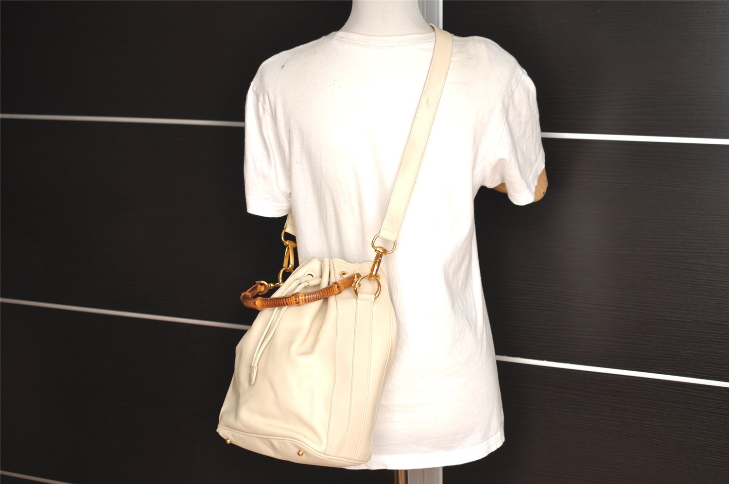 Authentic GUCCI Bamboo 2Way Shoulder Drawstring Bag Leather White Junk 0250I