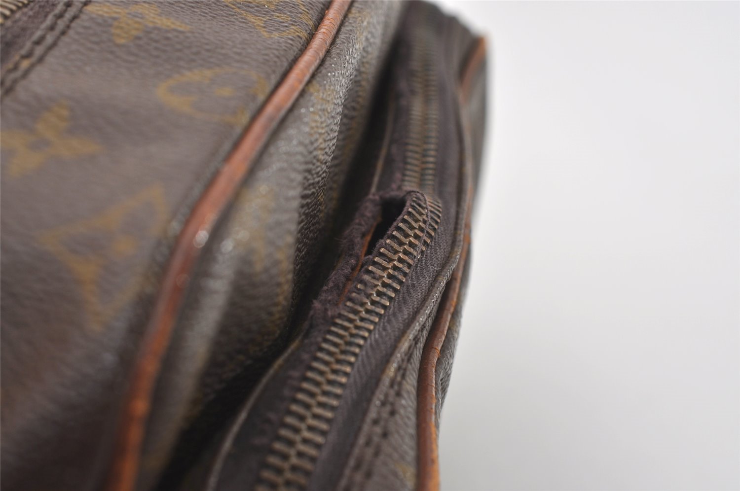 Authentic Louis Vuitton Monogram Nile Shoulder Cross Body Bag Old Model LV 0299J