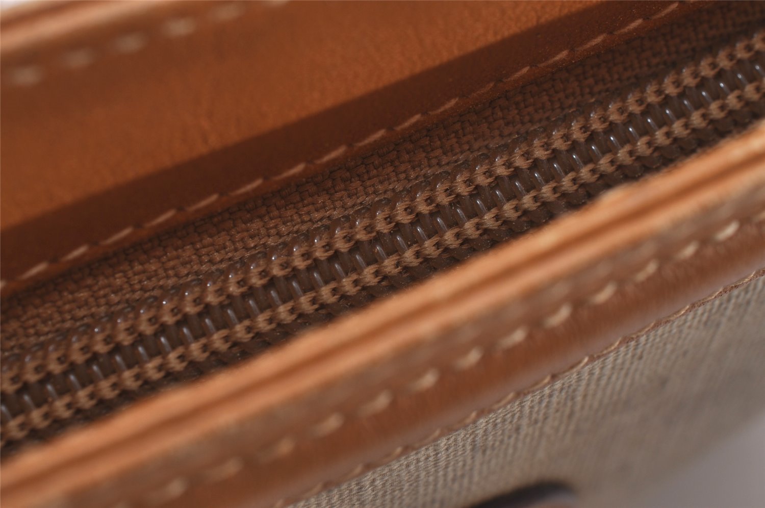 Authentic GUCCI Micro GG PVC Leather Shoulder Cross Bag Purse White Junk 0326J