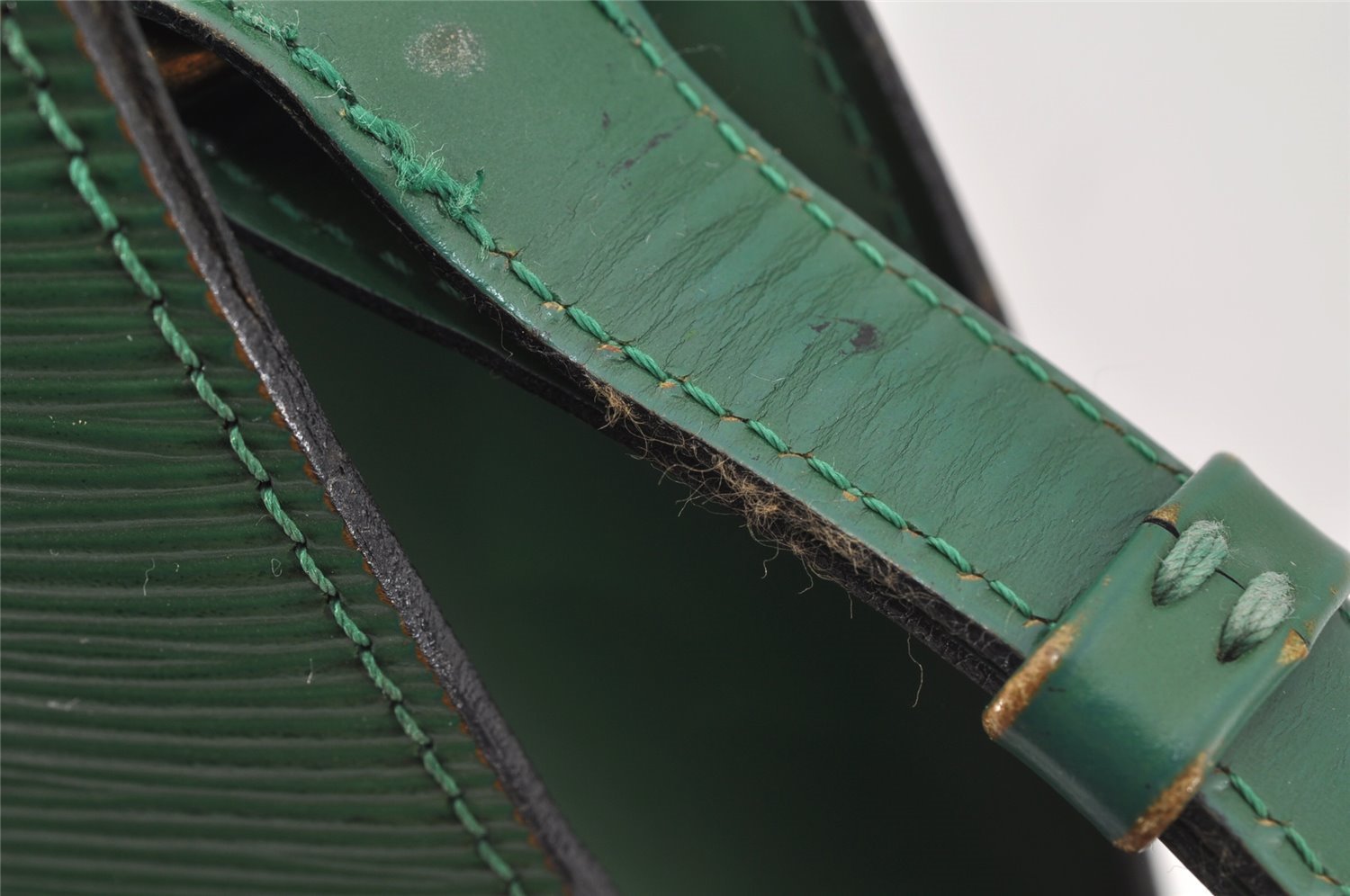 Authentic Louis Vuitton Epi Cluny Shoulder Bag Purse Green M52254 LV 0433J