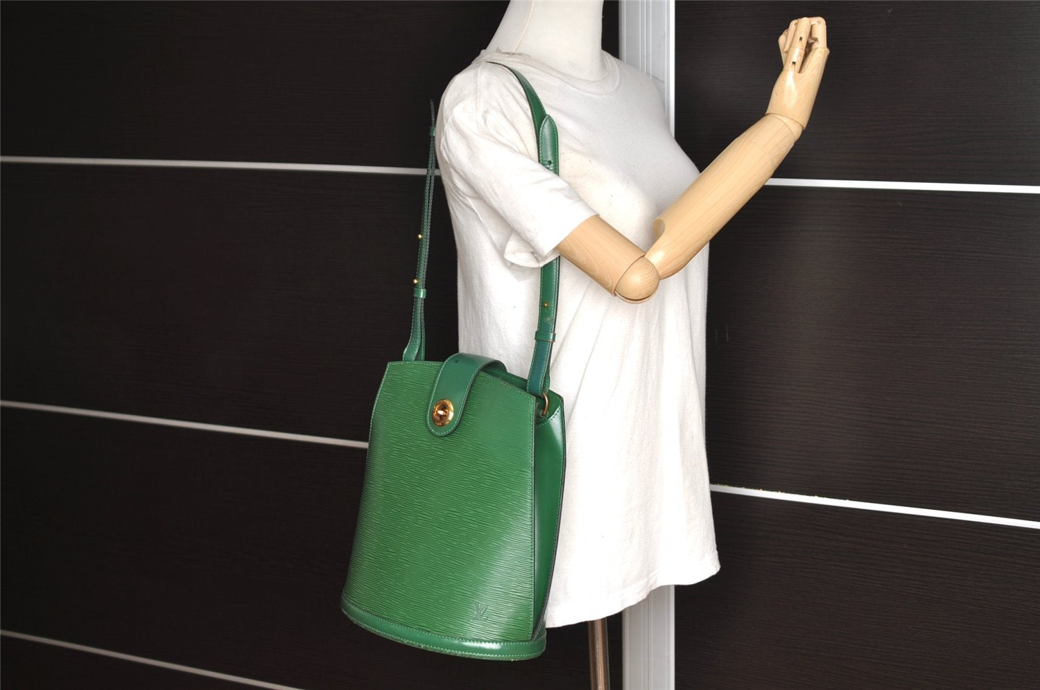 Authentic Louis Vuitton Epi Cluny Shoulder Bag Purse Green M52254 LV 0433J