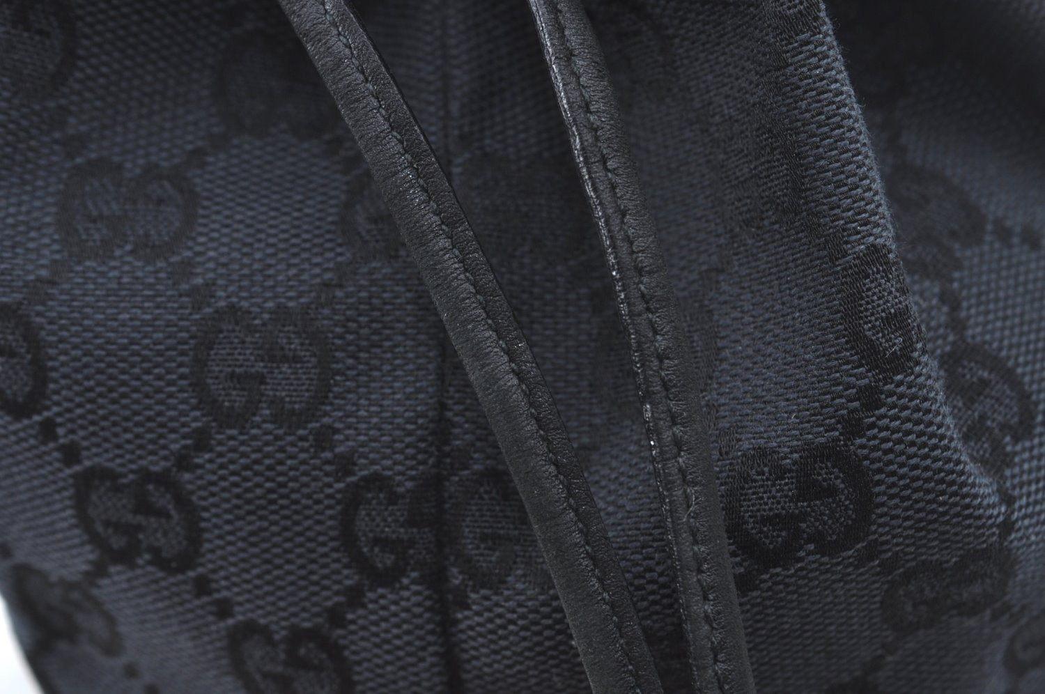 Authentic GUCCI Drawstring Hand Pouch Bag GG Canvas Leather 0390973 Black 0468J