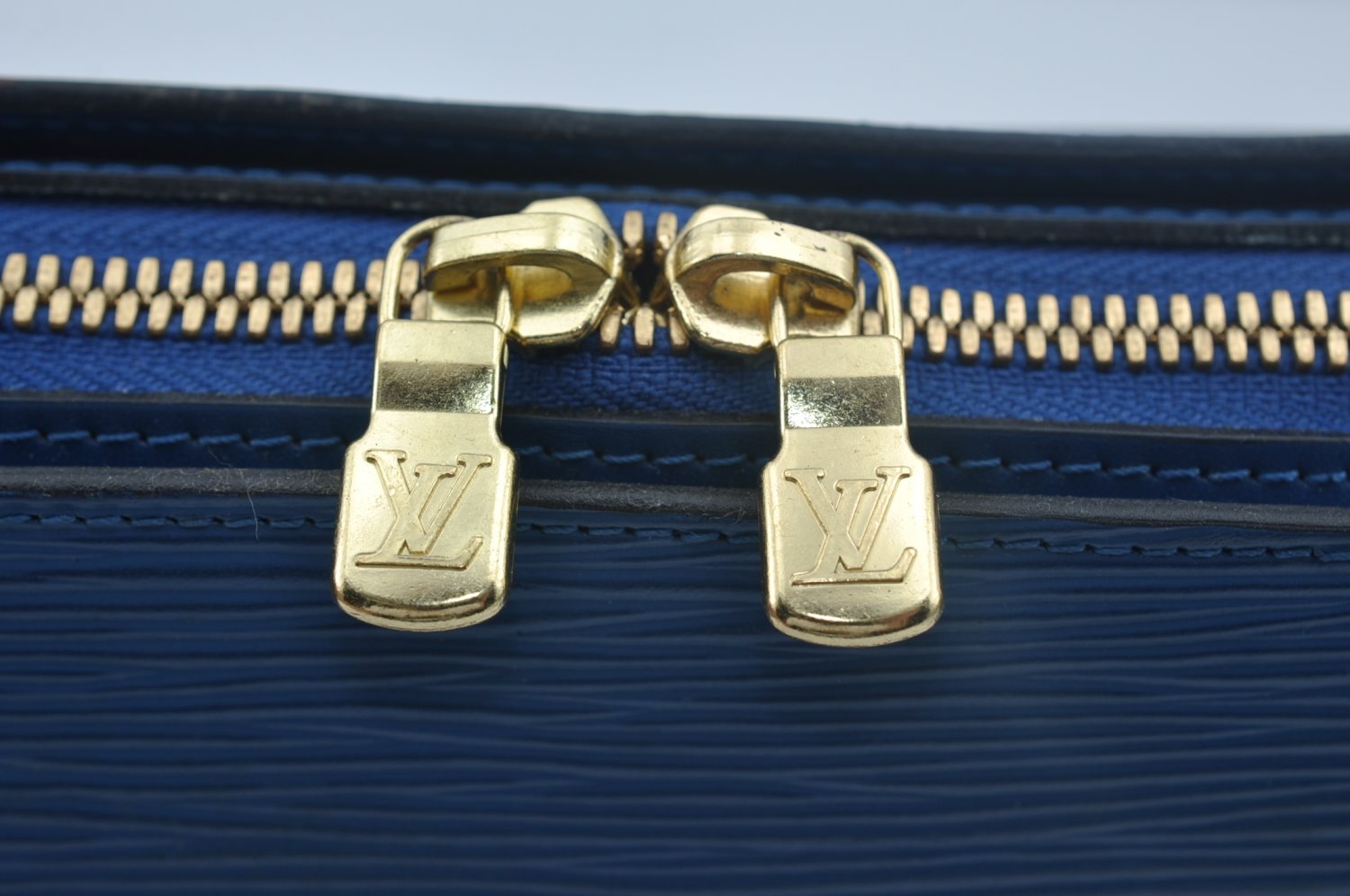 Authentic Louis Vuitton Epi Dauphine GM Cosmetic Pouch Blue M48435 LV 0528I