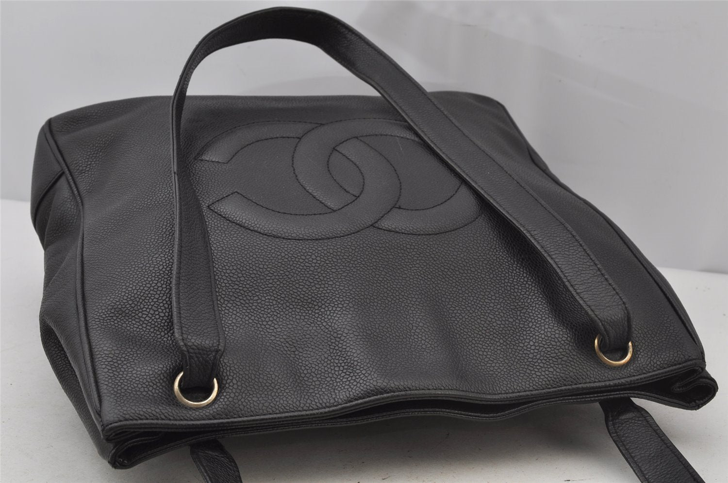 Authentic CHANEL Vintage Caviar Skin CC Logo Shoulder Tote Bag Black 0548J