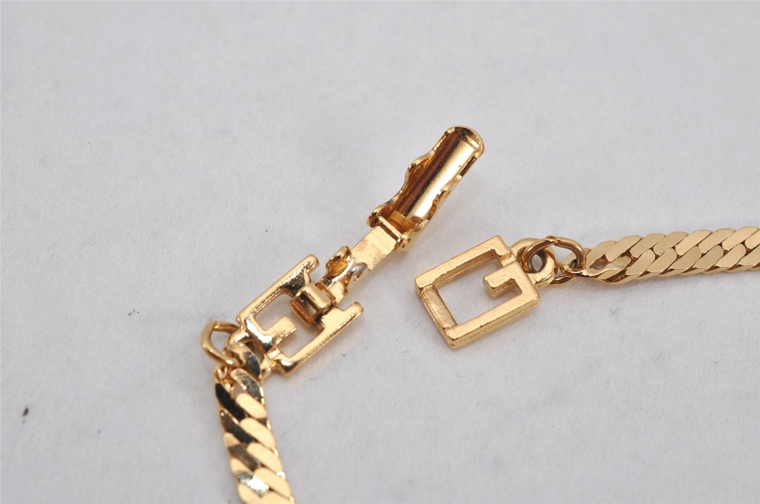 Authentic GIVENCHY Vintage Chain Pendant Necklace Gold Tone 0568K