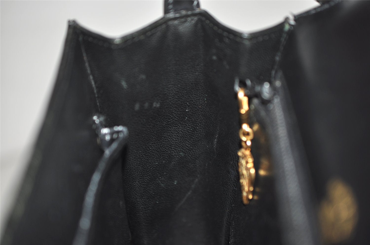 Authentic GUCCI Vintage Shoulder Hand Bag Purse Leather Black 0604K