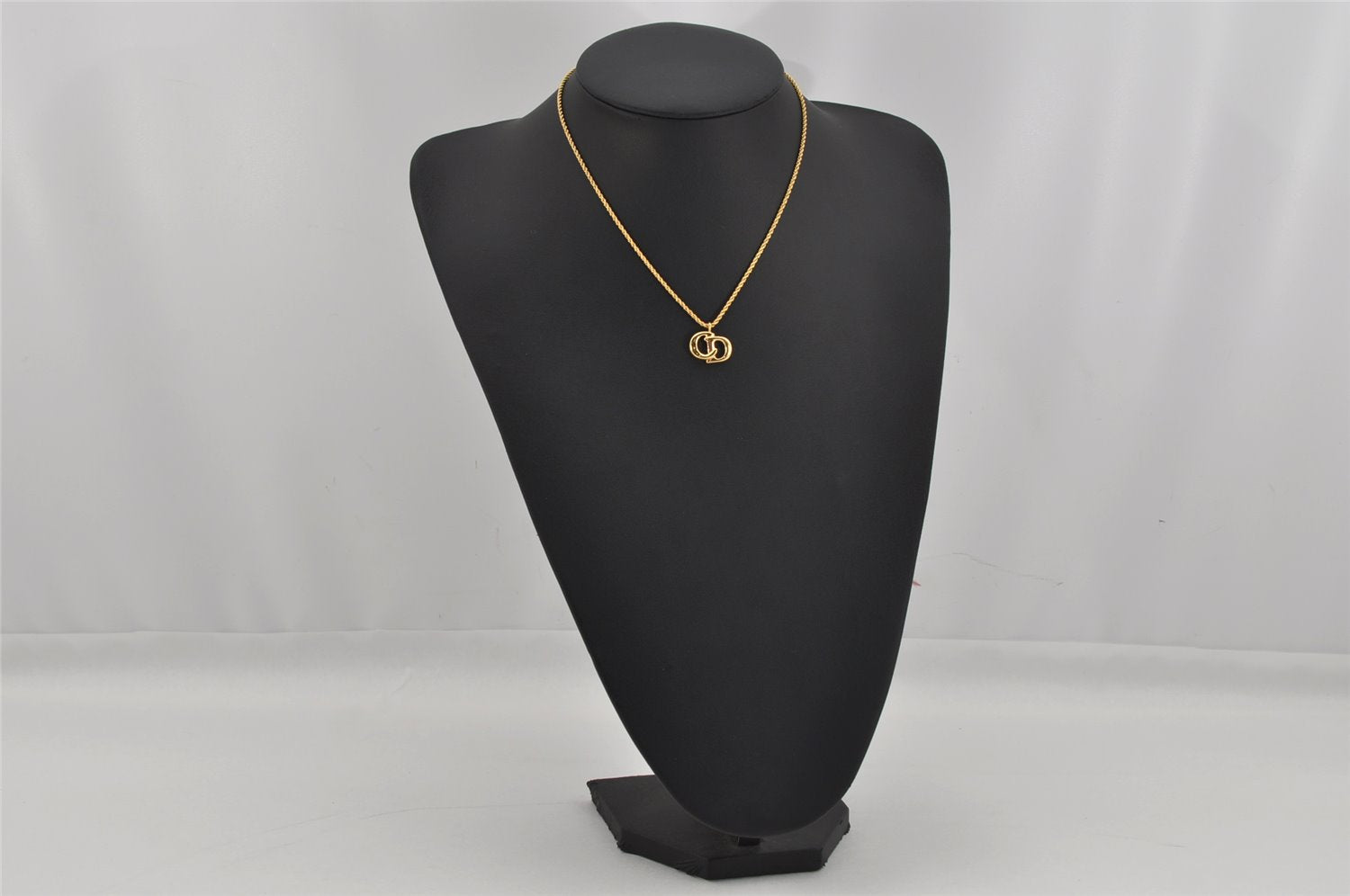 Authentic Christian Dior Gold Tone Chain Pendant Necklace CD 0646K