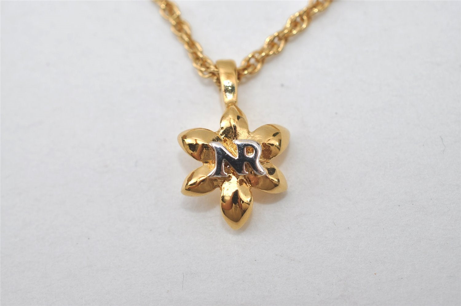 Authentic NINA RICCI Vintage Gold Tone Flower Motif Chain Pendant Necklace 0662J