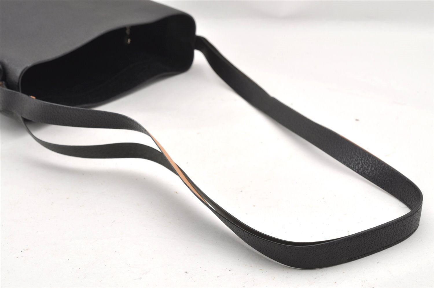 Authentic GUCCI Vintage Shoulder Bag Purse Leather Black 0674J