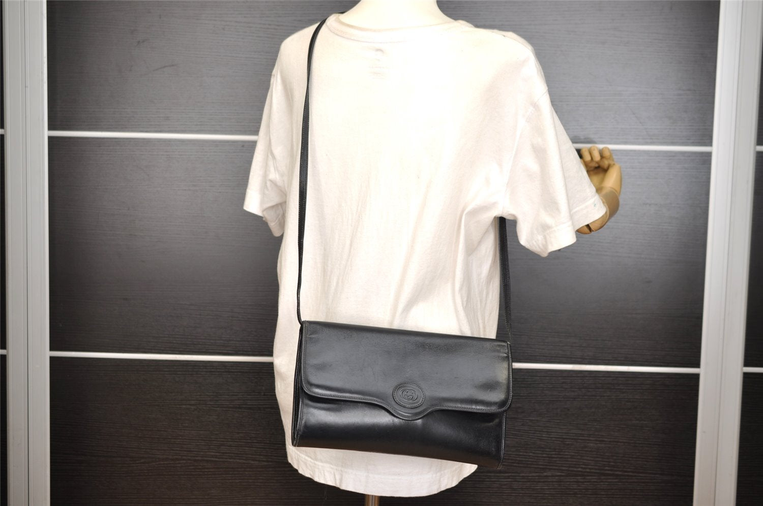 Authentic GUCCI Vintage Shoulder Cross Body Bag Purse Leather Black 0684J