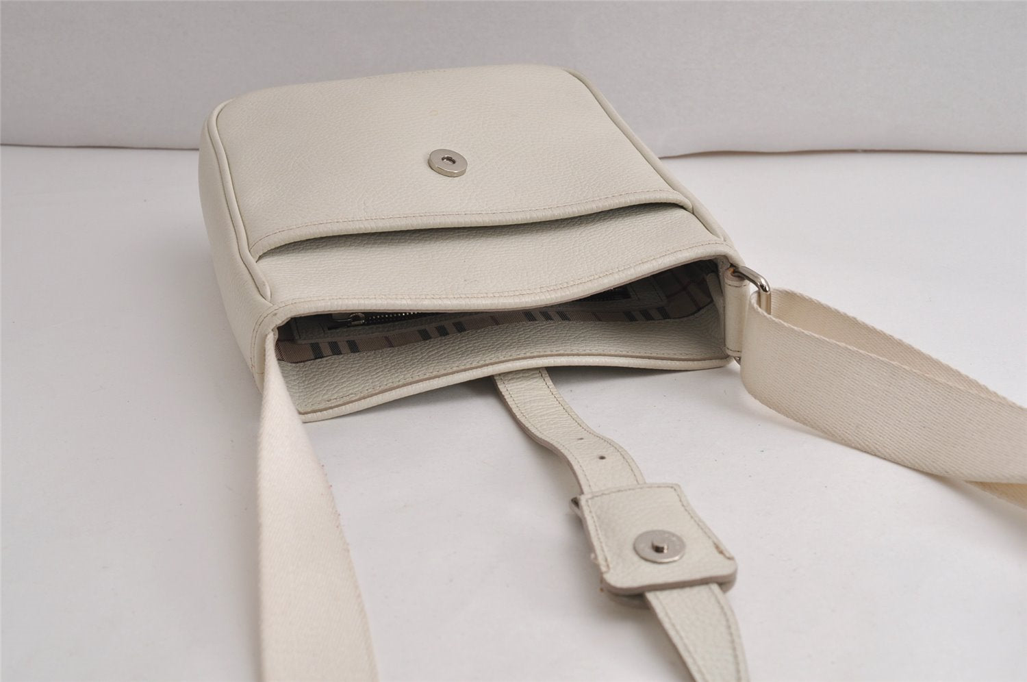 Authentic BURBERRY Vintage Leather Shoulder Cross Body Bag Purse White 0764K
