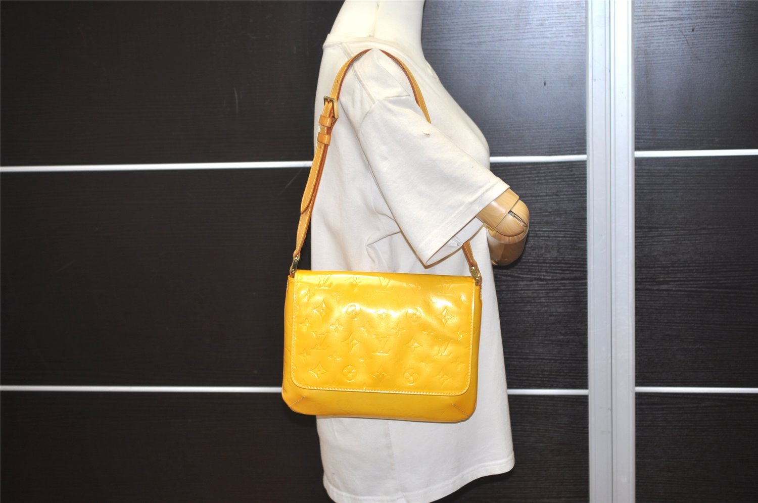 Auth Louis Vuitton Vernis Thompson Street Shoulder Bag Yellow M91071 LV 0780J