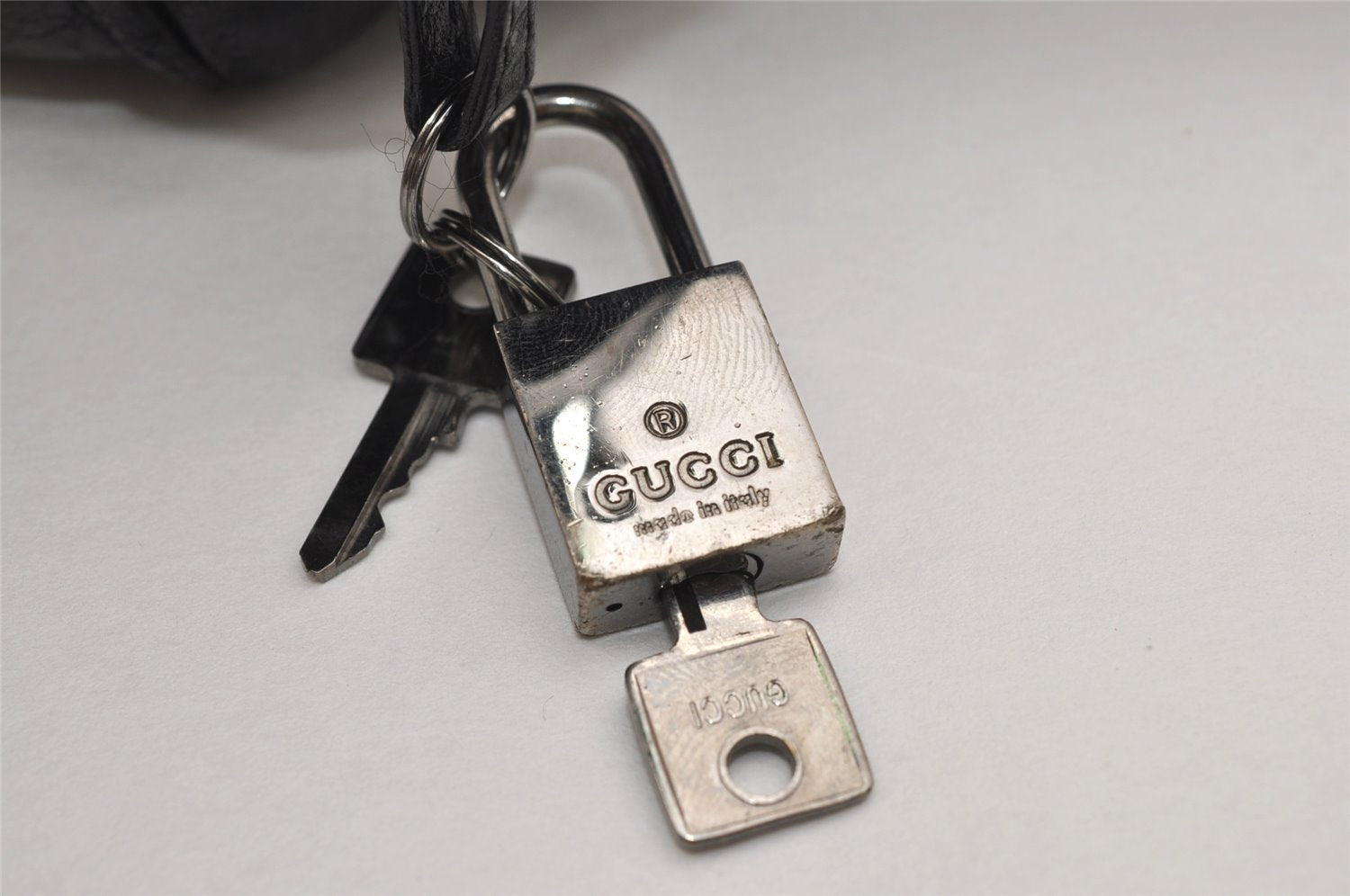 Authentic GUCCI Crest Shoulder Cross Body Bag Purse Leather 201451 Black 0836K