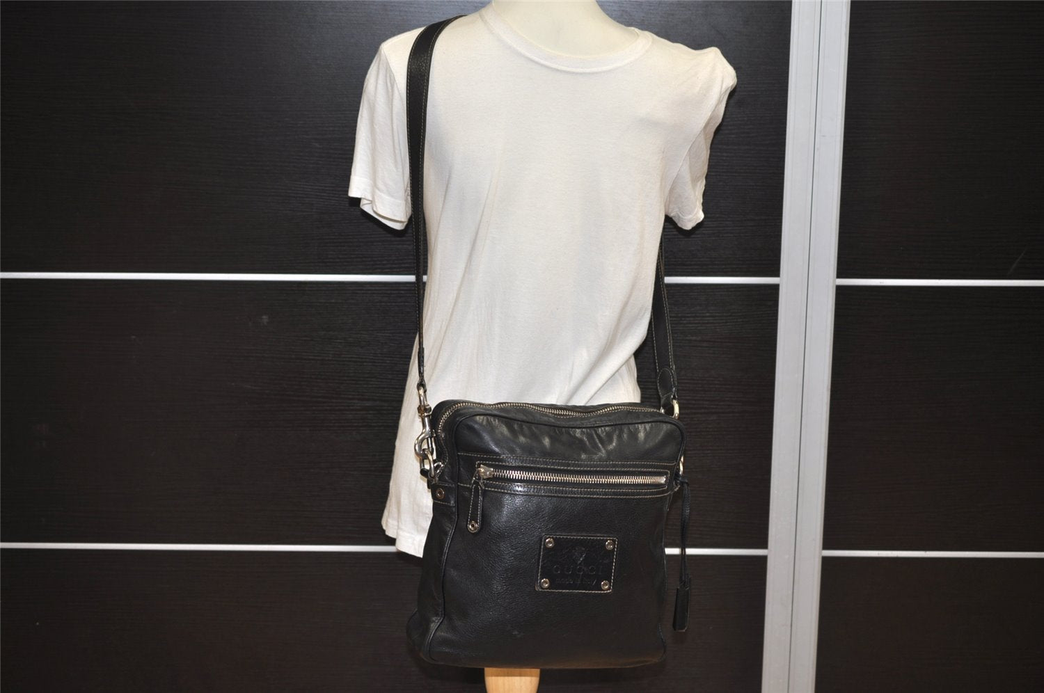 Authentic GUCCI Crest Shoulder Cross Body Bag Purse Leather 201451 Black 0836K