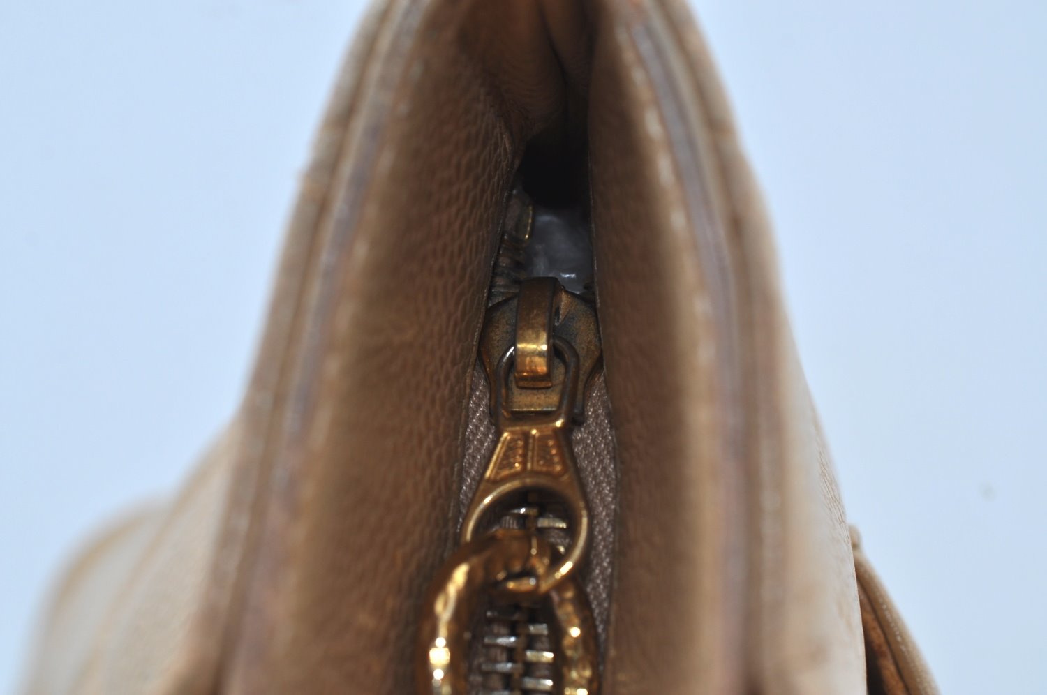 Authentic CHANEL Caviar Skin Medallion CC Logo Shoulder Tote Bag Beige 0892I