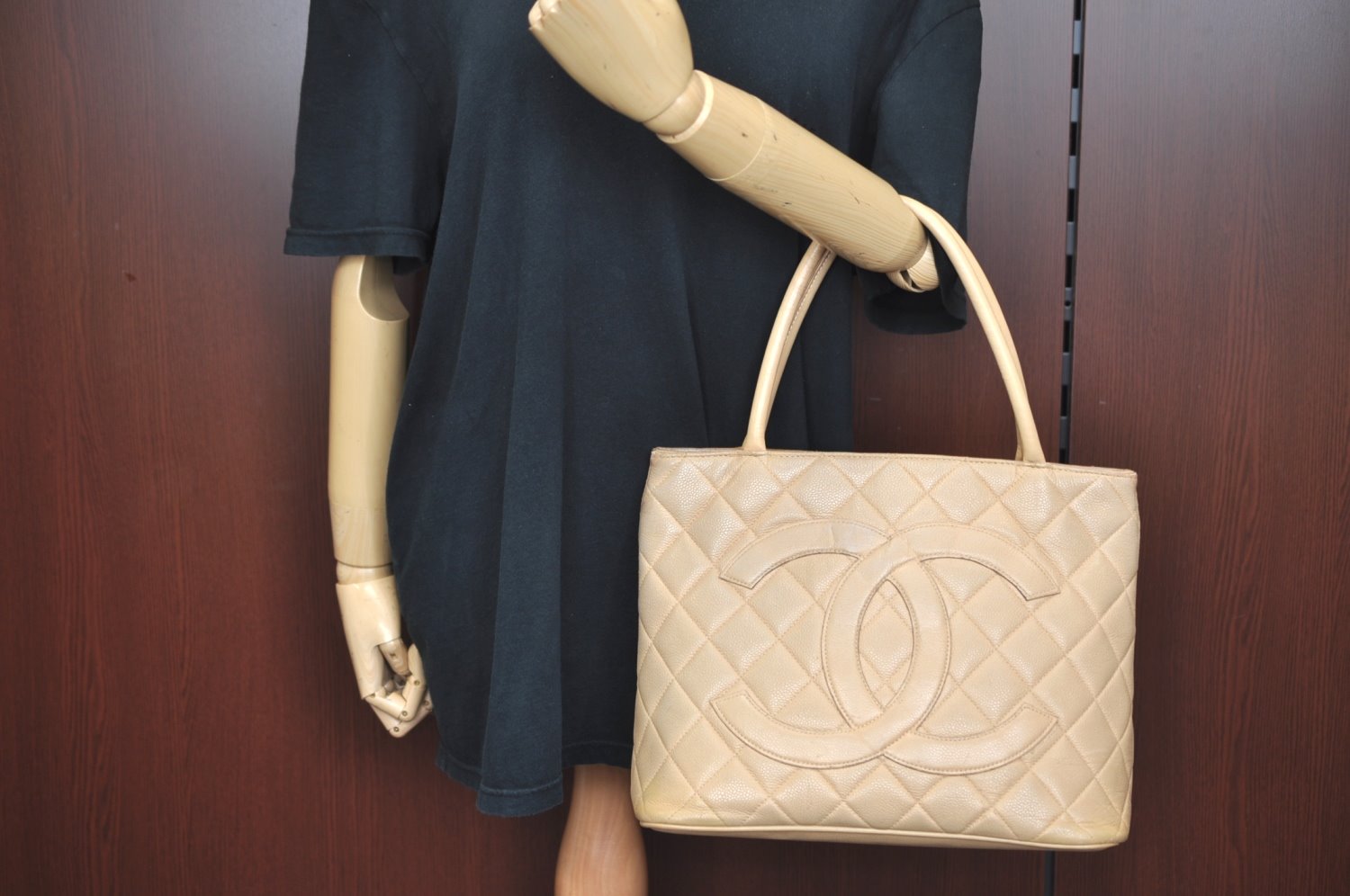 Authentic CHANEL Caviar Skin Medallion CC Logo Shoulder Tote Bag Beige 0892I