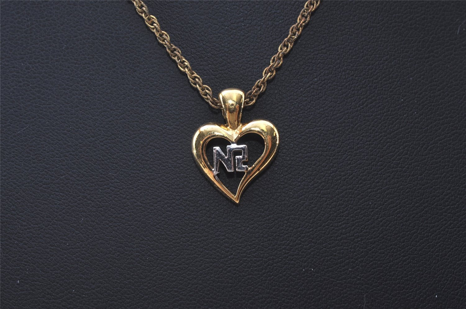 Authentic NINA RICCI Vintage Gold Tone Heart Motif Chain Pendant Necklace 0901J