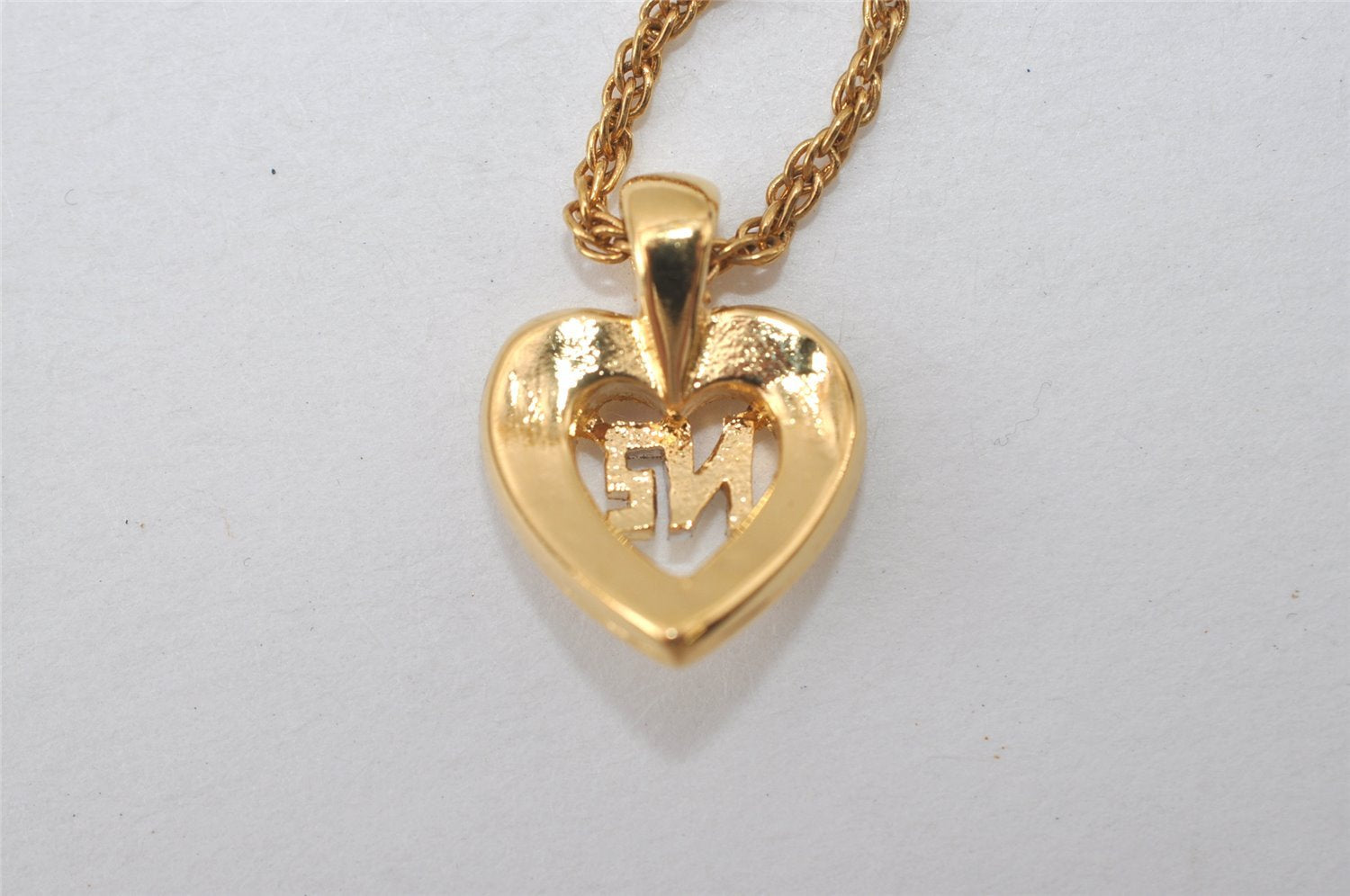 Authentic NINA RICCI Gold Tone Heart Rhinestone Chain Pendant Necklace 0911J