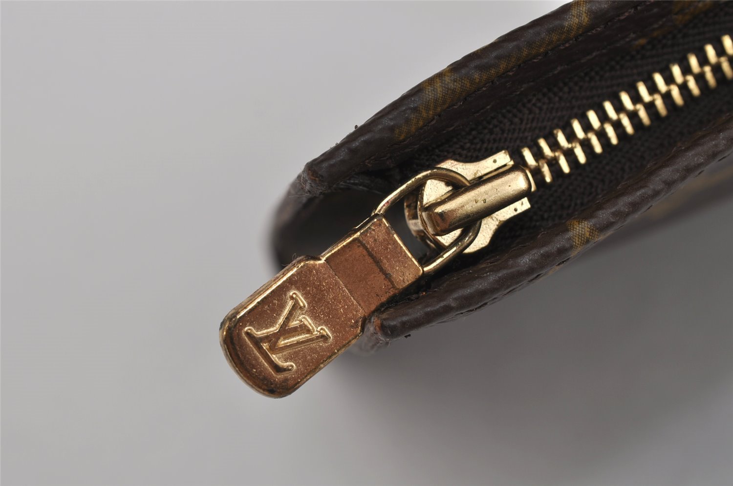 Authentic Louis Vuitton Monogram Pouch For Bucket GM LV 0926J