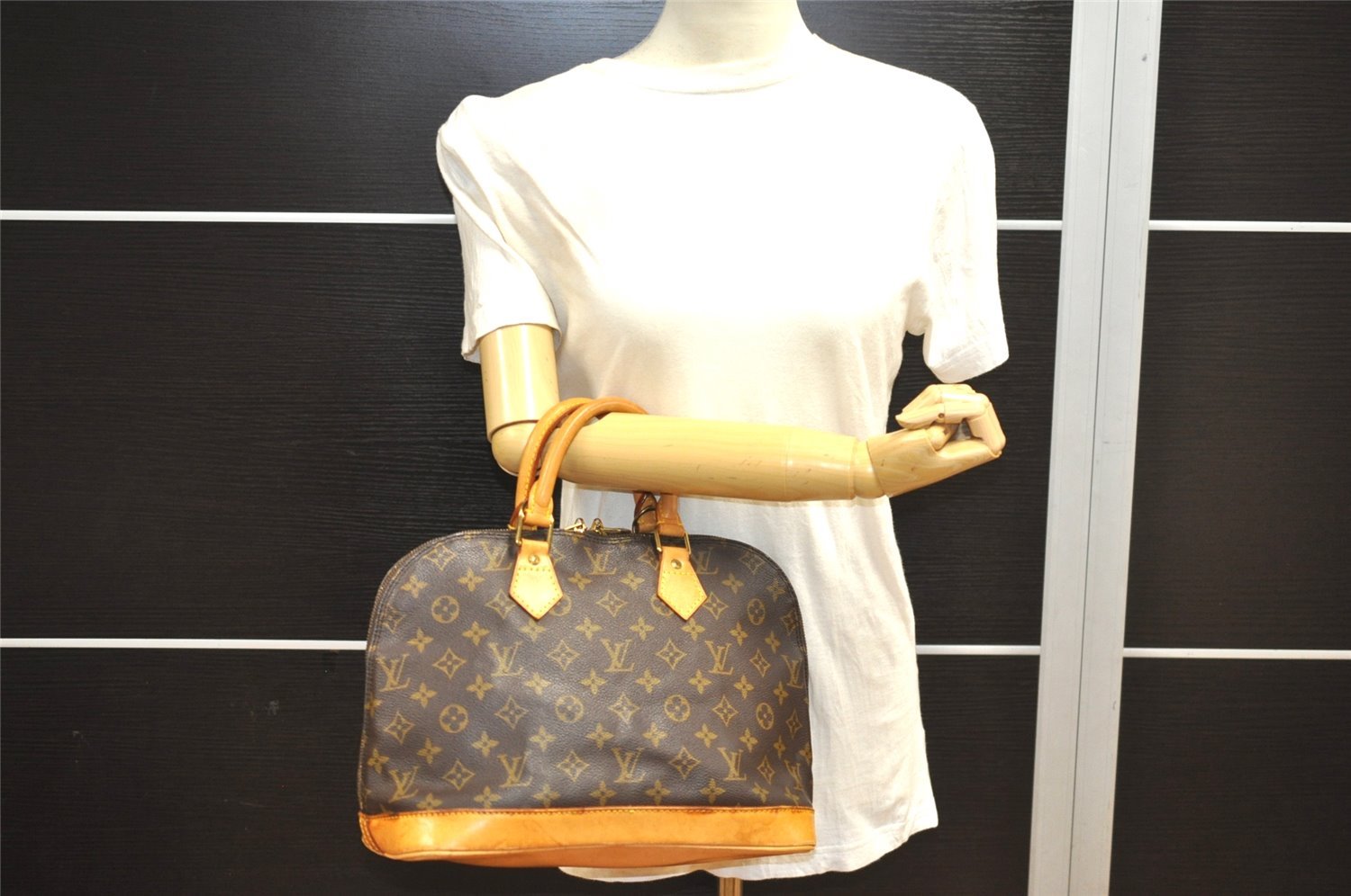 Authentic Louis Vuitton Monogram Alma Hand Bag Purse M51130 LV 0951J