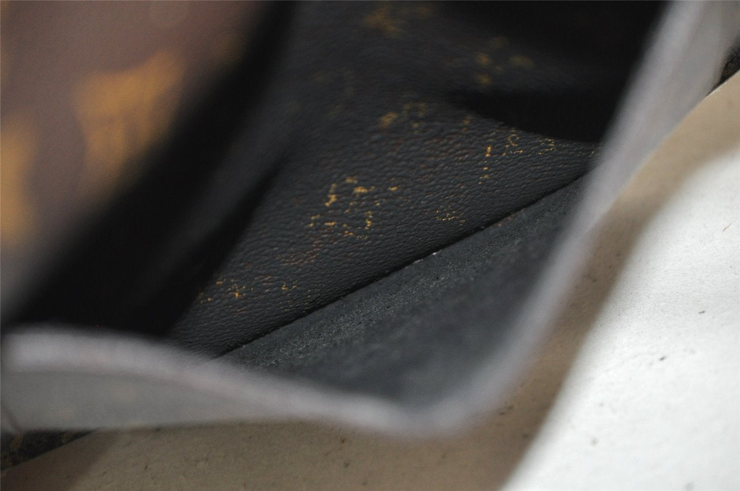 Authentic Louis Vuitton Monogram Saint Cloud MM M51243 Shoulder Cross Bag 0995J