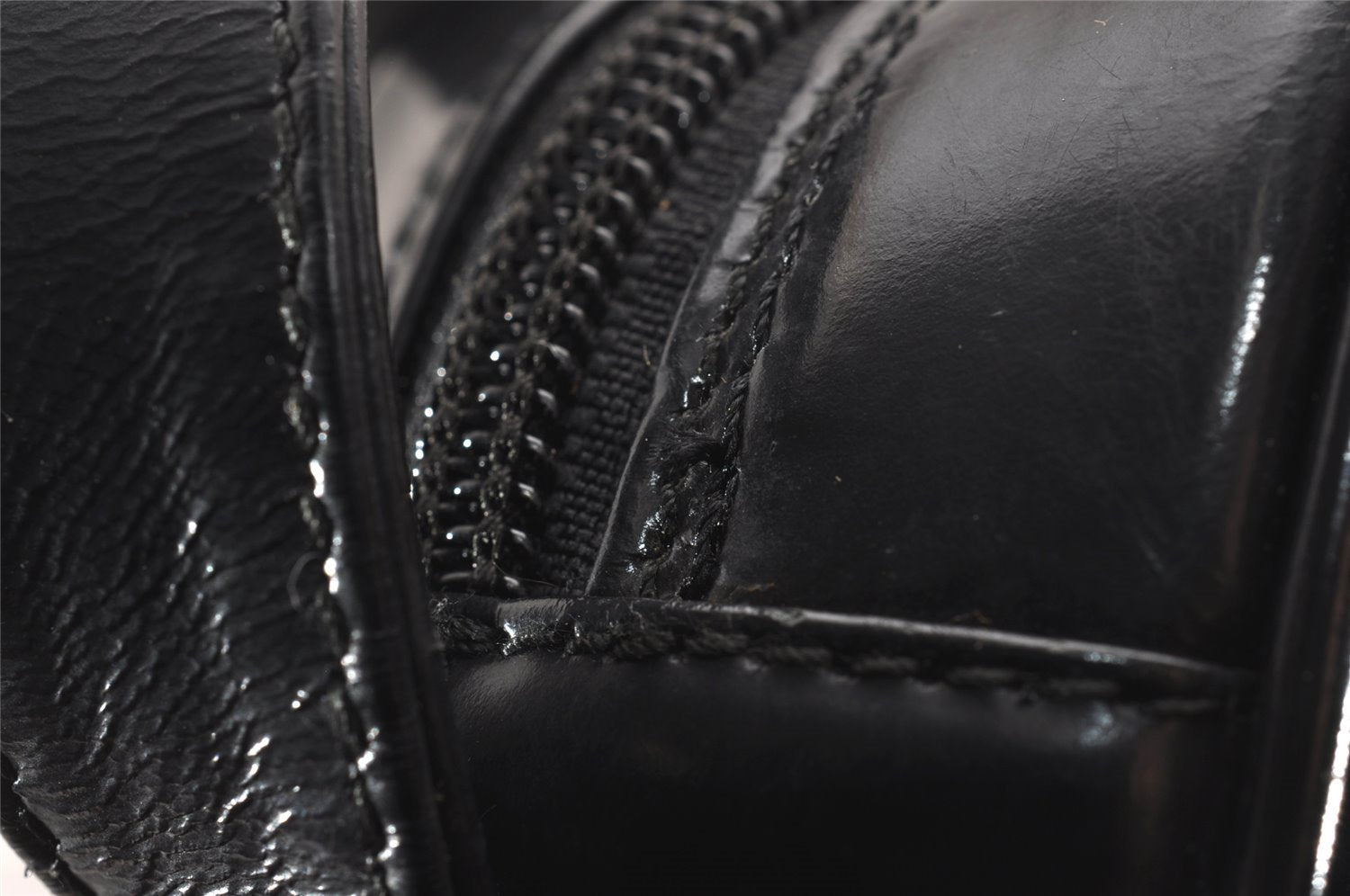 Authentic GUCCI Vintage SOHO Shoulder Cross Body Bag Purse Enamel Black 1034J