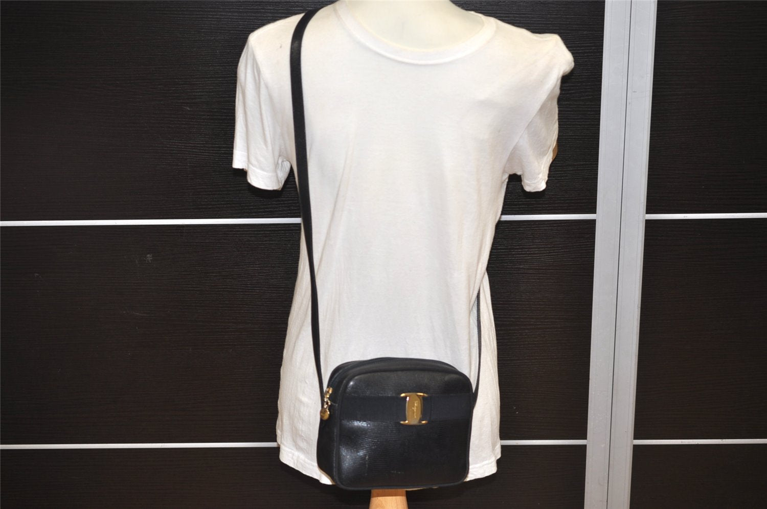 Authentic Salvatore Ferragamo Vara Shoulder Cross Bag Leather Black SF 1142K