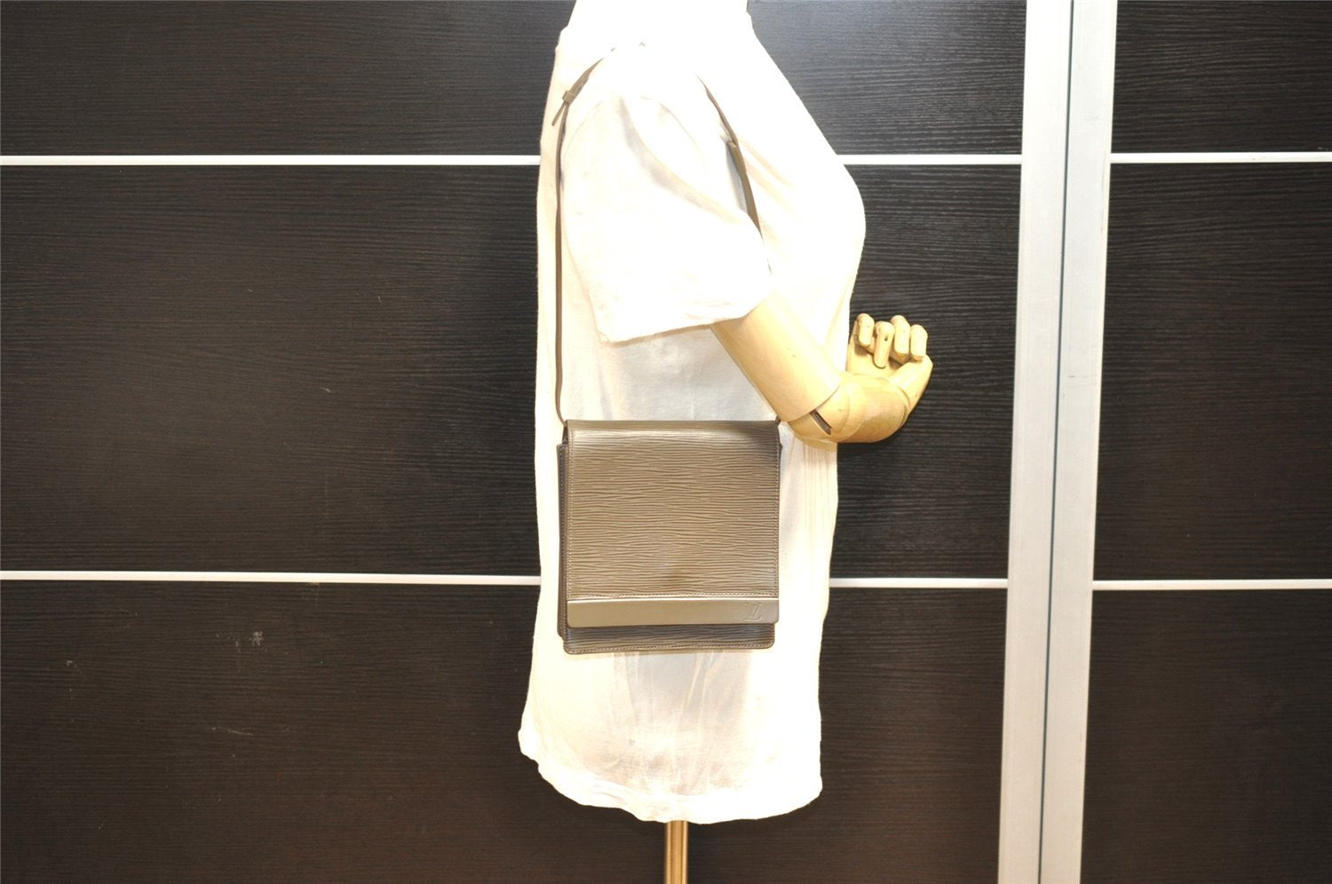 Authentic Louis Vuitton Epi Biarritz Shoulder Bag Purse Gray M5293C LV 1247I