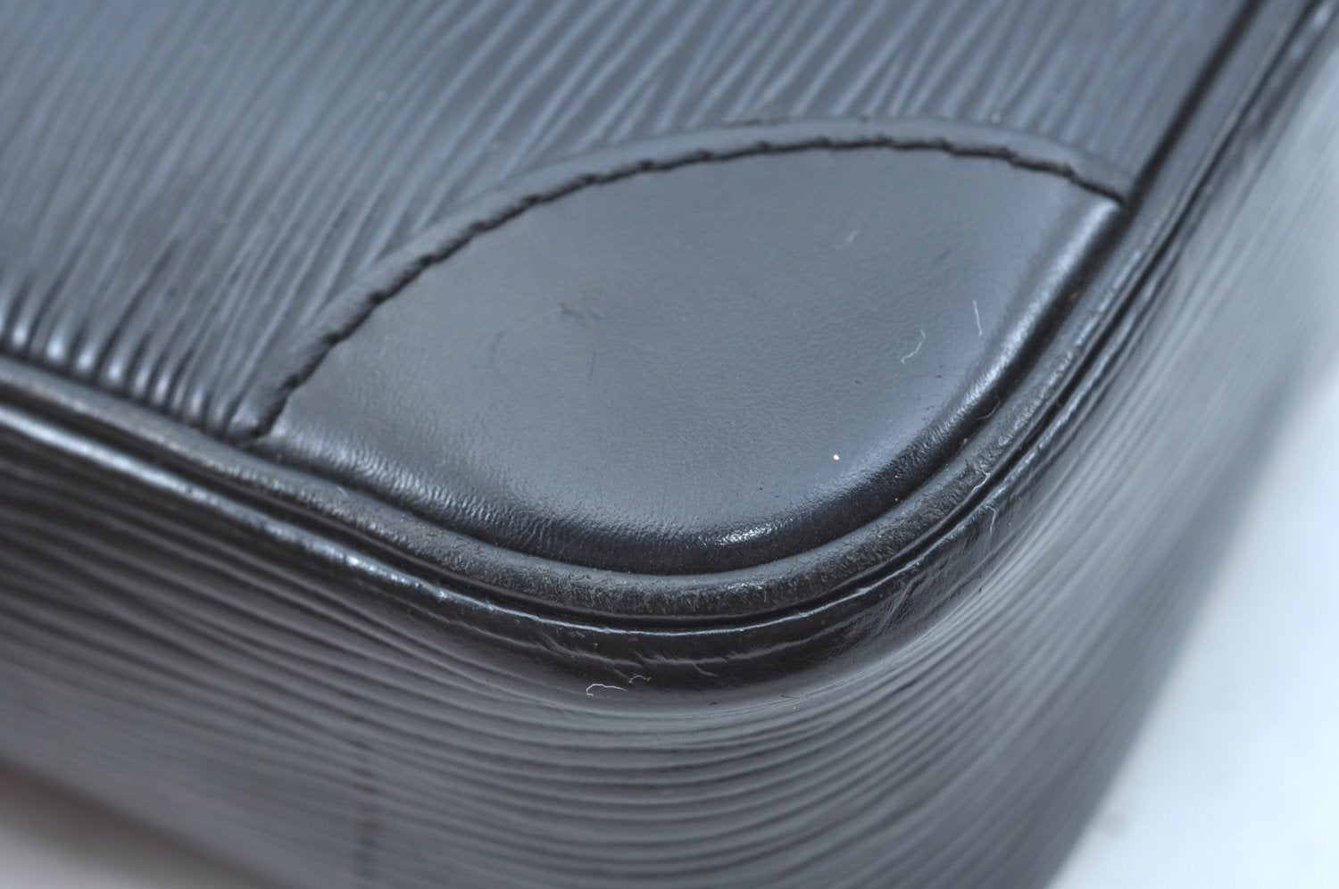 Authentic Louis Vuitton Epi Danube Shoulder Cross Bag Black M45632 LV 1285I