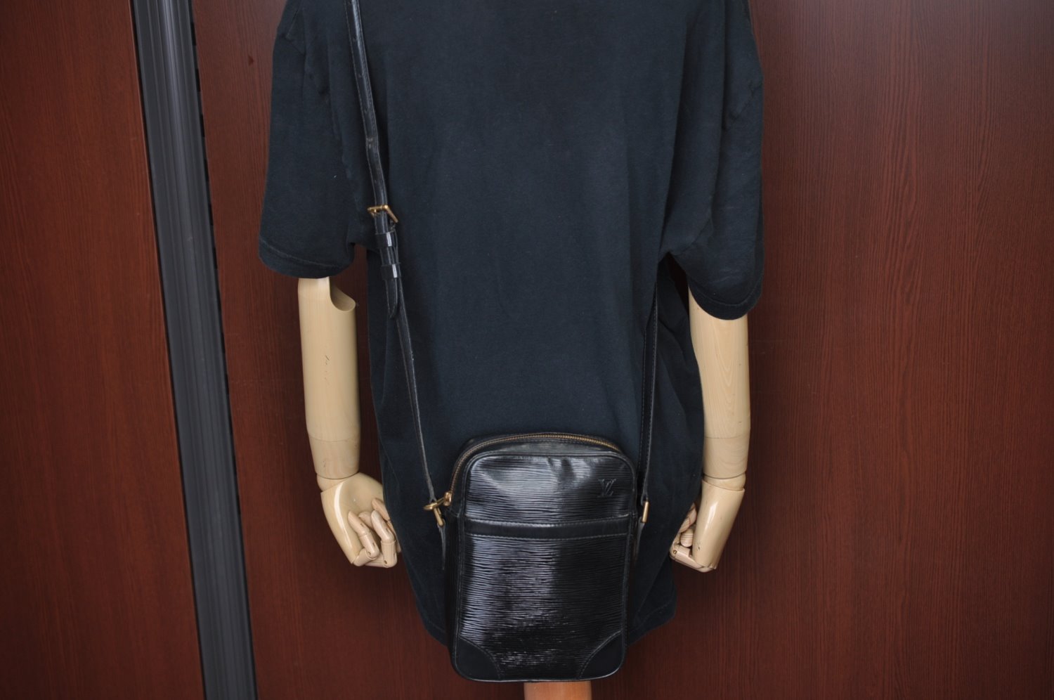 Authentic Louis Vuitton Epi Danube Shoulder Cross Bag Black M45632 LV 1285I