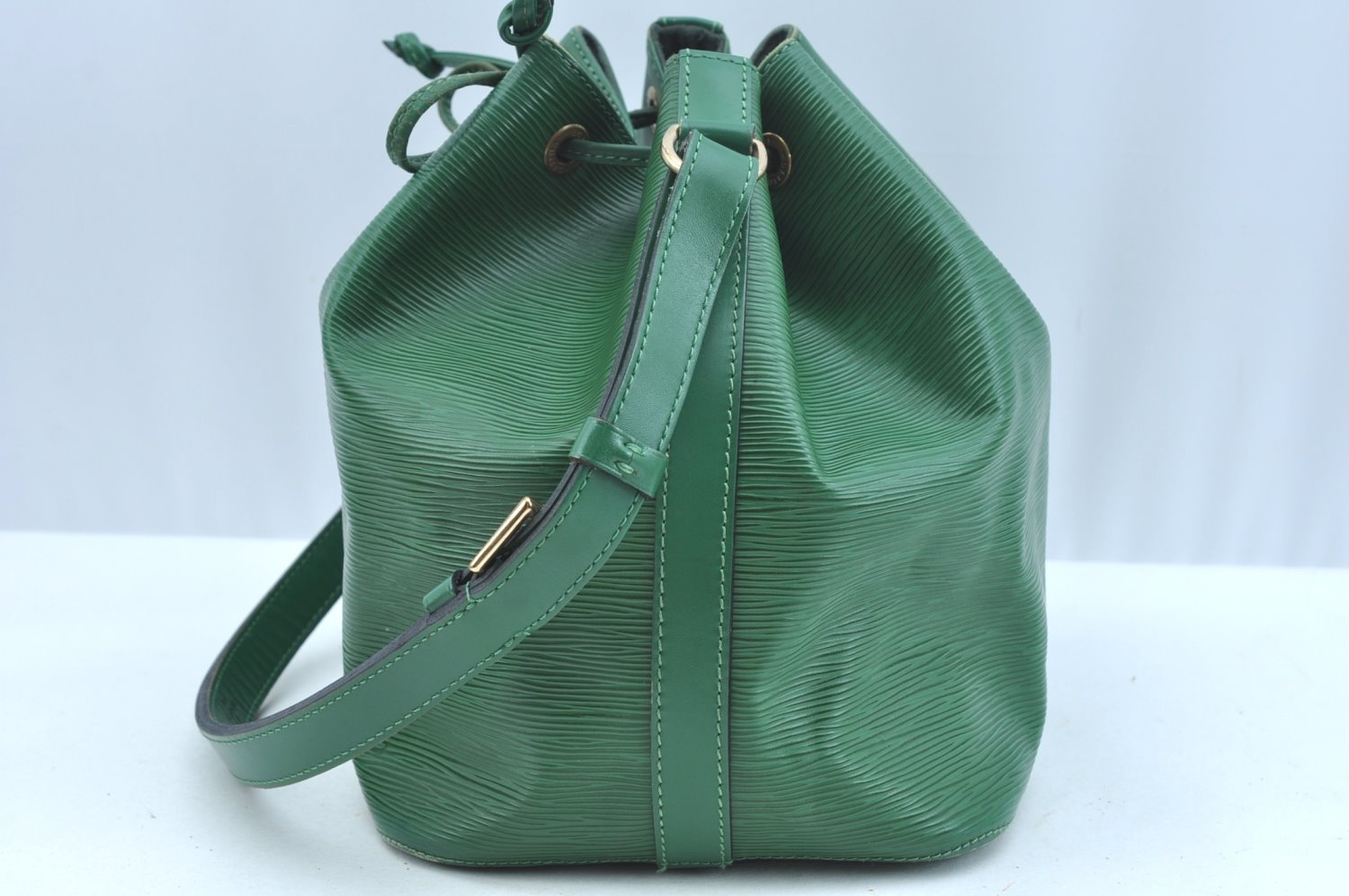 Authentic Louis Vuitton Epi Petit Noe Shoulder Drawstring Bag M44104 Green 1330I