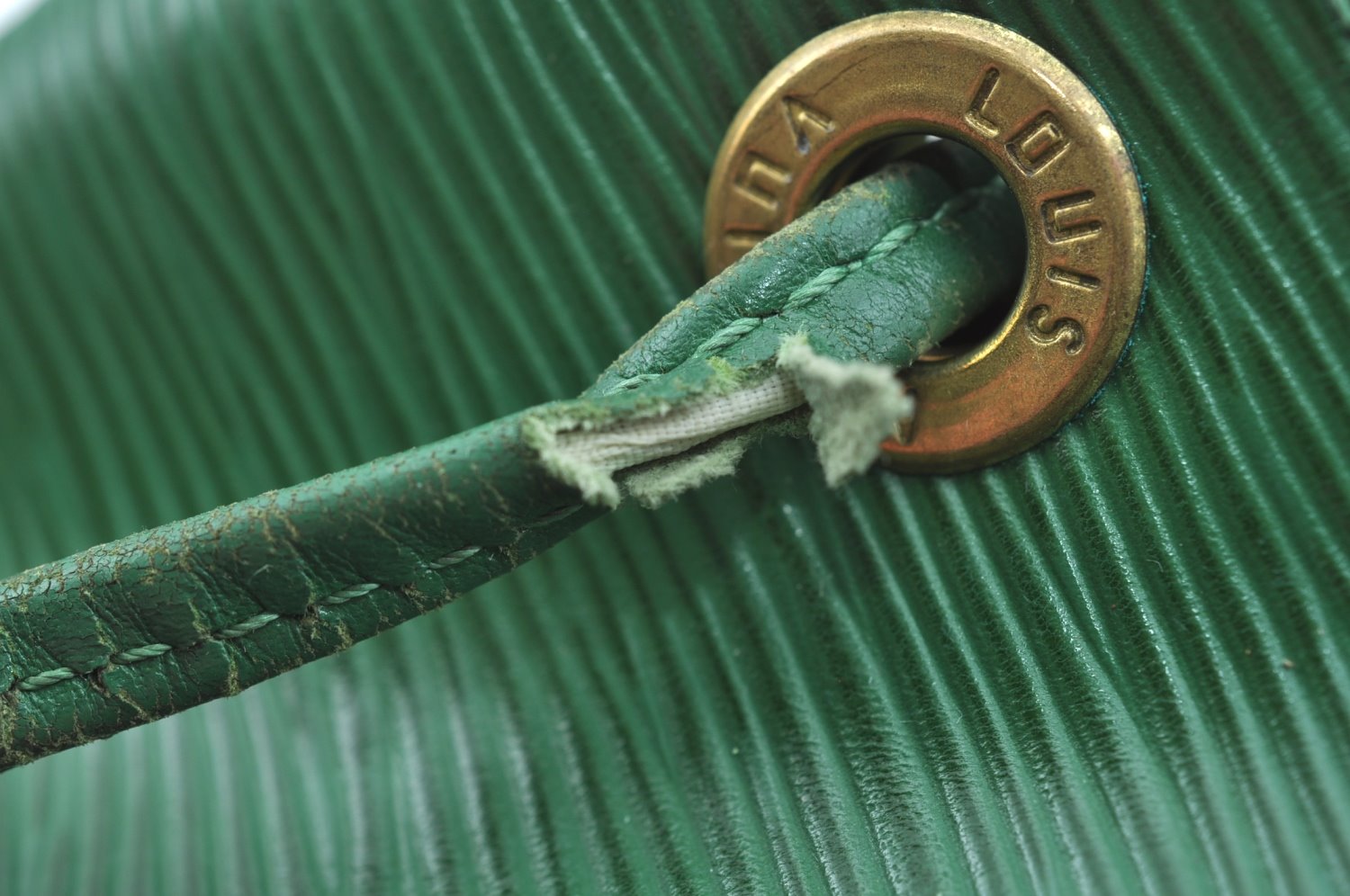 Authentic Louis Vuitton Epi Petit Noe Shoulder Drawstring Bag M44104 Green 1330I