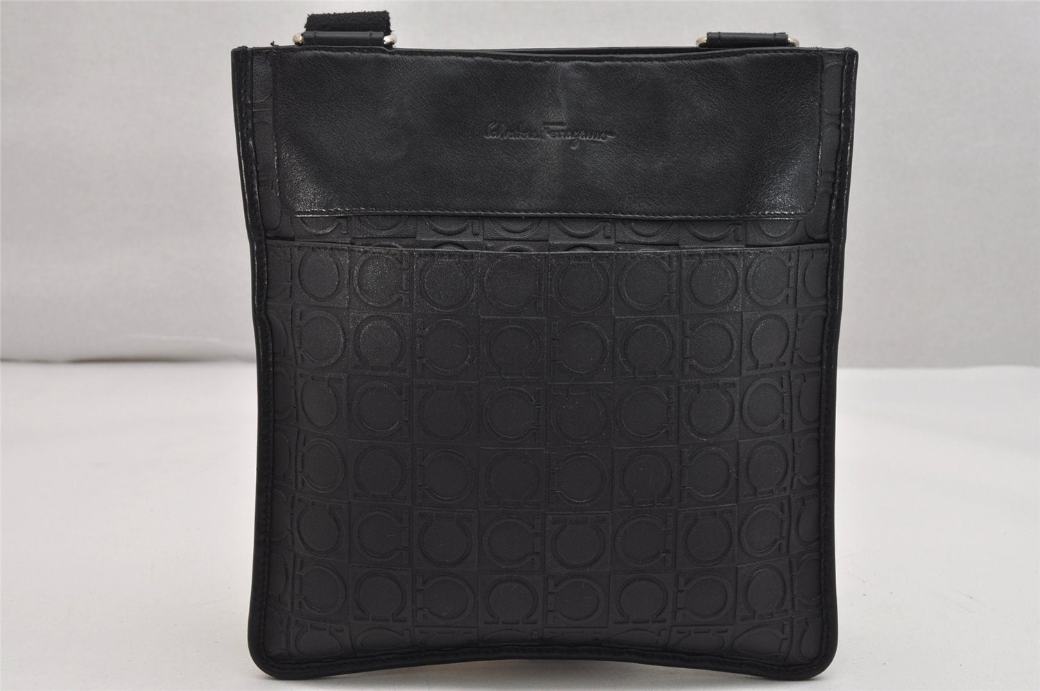 Authentic Salvatore Ferragamo Gancini Leather Shoulder Bag Black 1338K