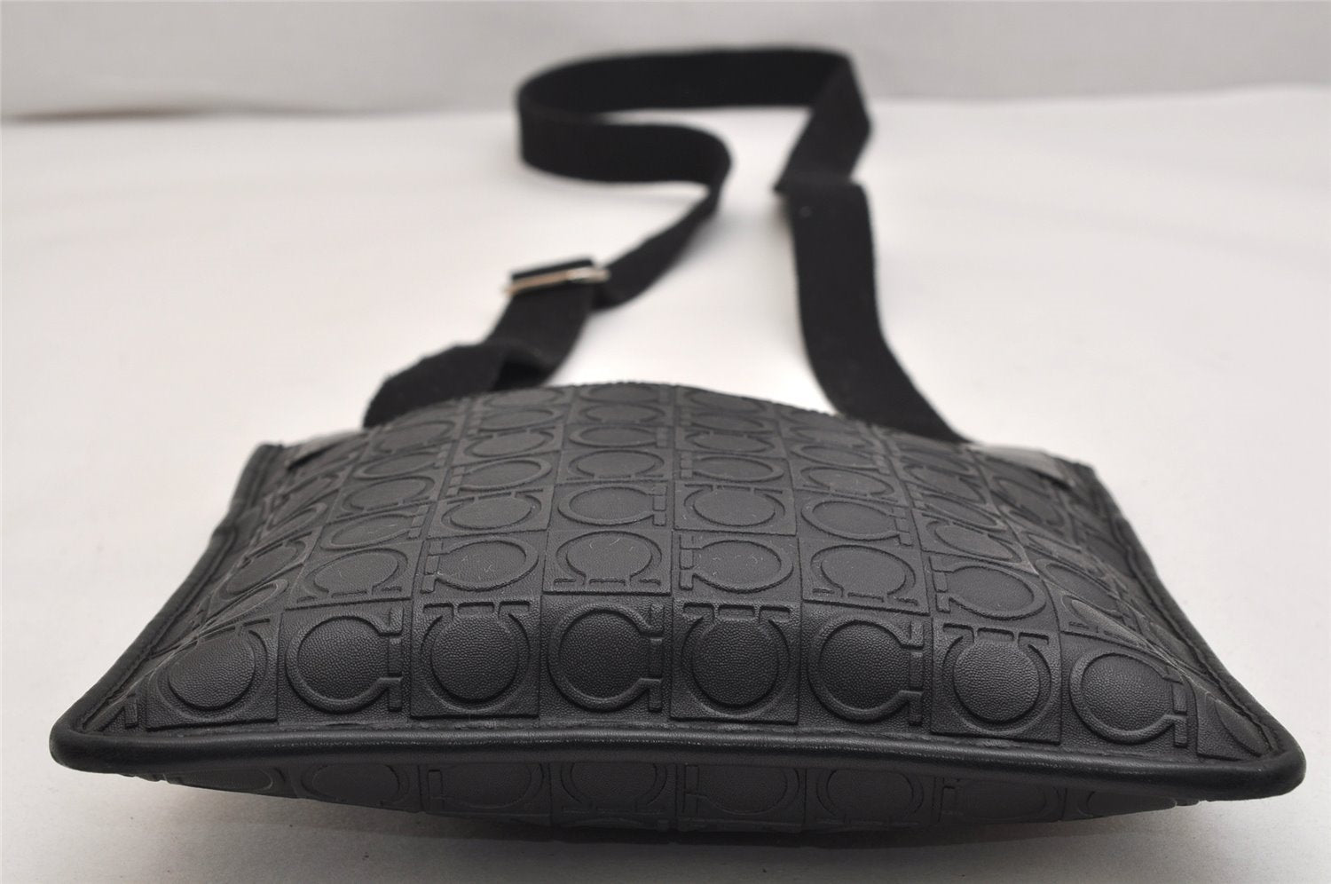 Authentic Salvatore Ferragamo Gancini Leather Shoulder Bag Black 1338K