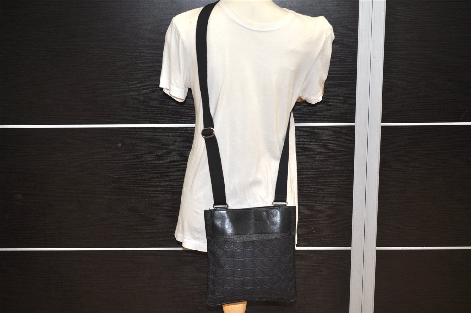 Authentic Salvatore Ferragamo Gancini Leather Shoulder Bag Black 1338K