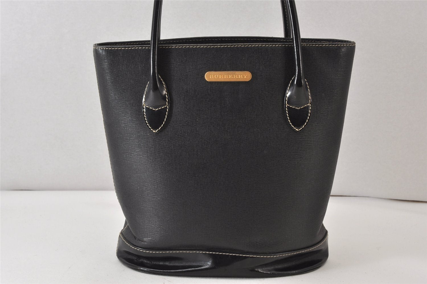 Authentic BURBERRY Vintage Leather Enamel Shoulder Hand Bag Purse Black 1339K