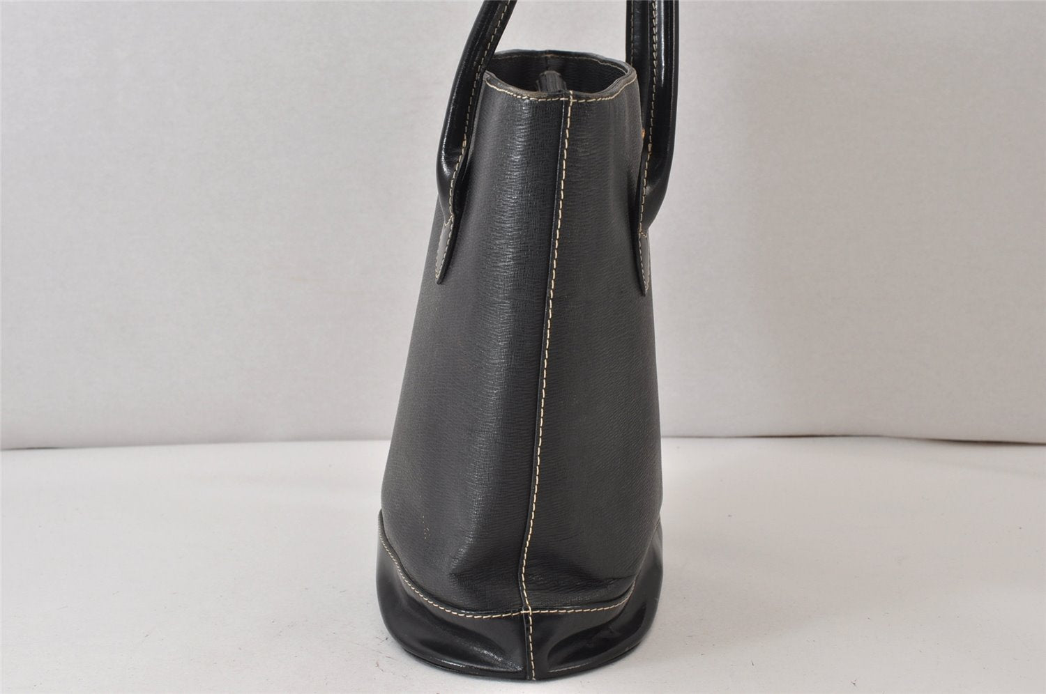 Authentic BURBERRY Vintage Leather Enamel Shoulder Hand Bag Purse Black 1339K