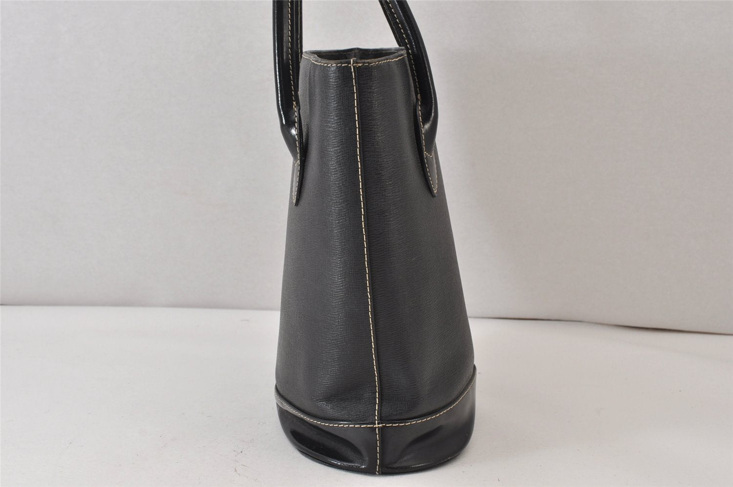 Authentic BURBERRY Vintage Leather Enamel Shoulder Hand Bag Purse Black 1339K