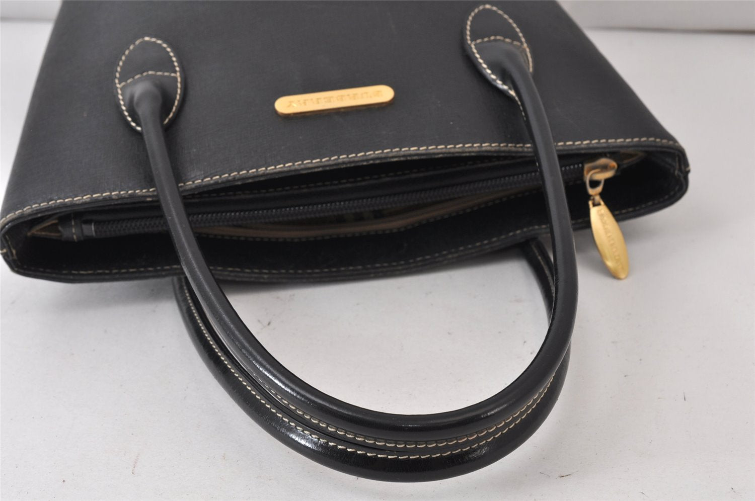 Authentic BURBERRY Vintage Leather Enamel Shoulder Hand Bag Purse Black 1339K