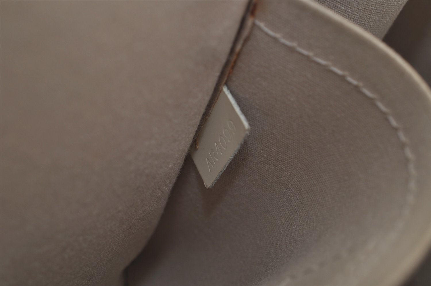 Authentic Louis Vuitton Epi Madeleine GM White Shoulder Bag M5934J LV 1351J