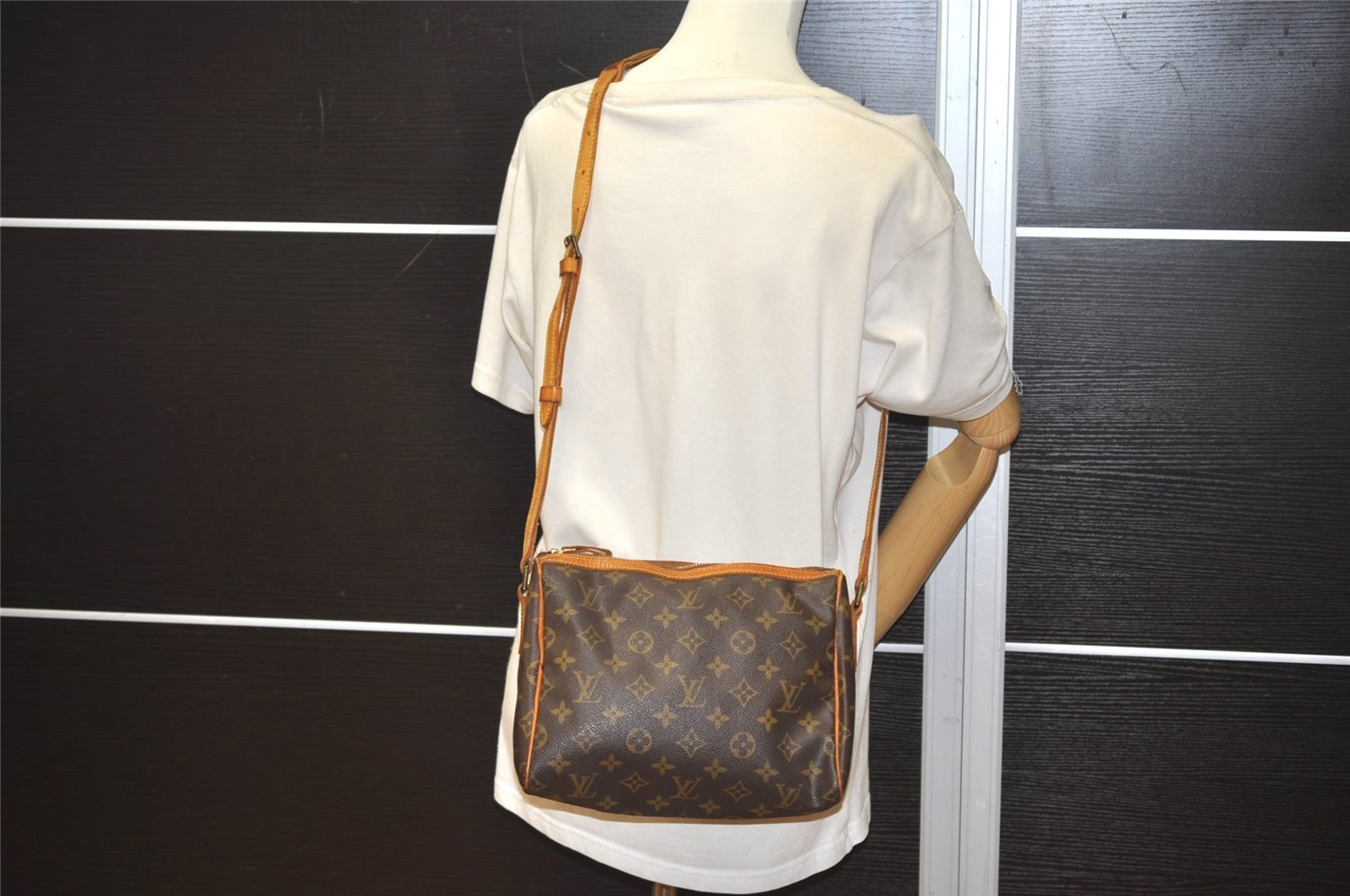 Authentic Louis Vuitton Monogram Tulleries PM Shoulder Cross Bag Old Model 1363J