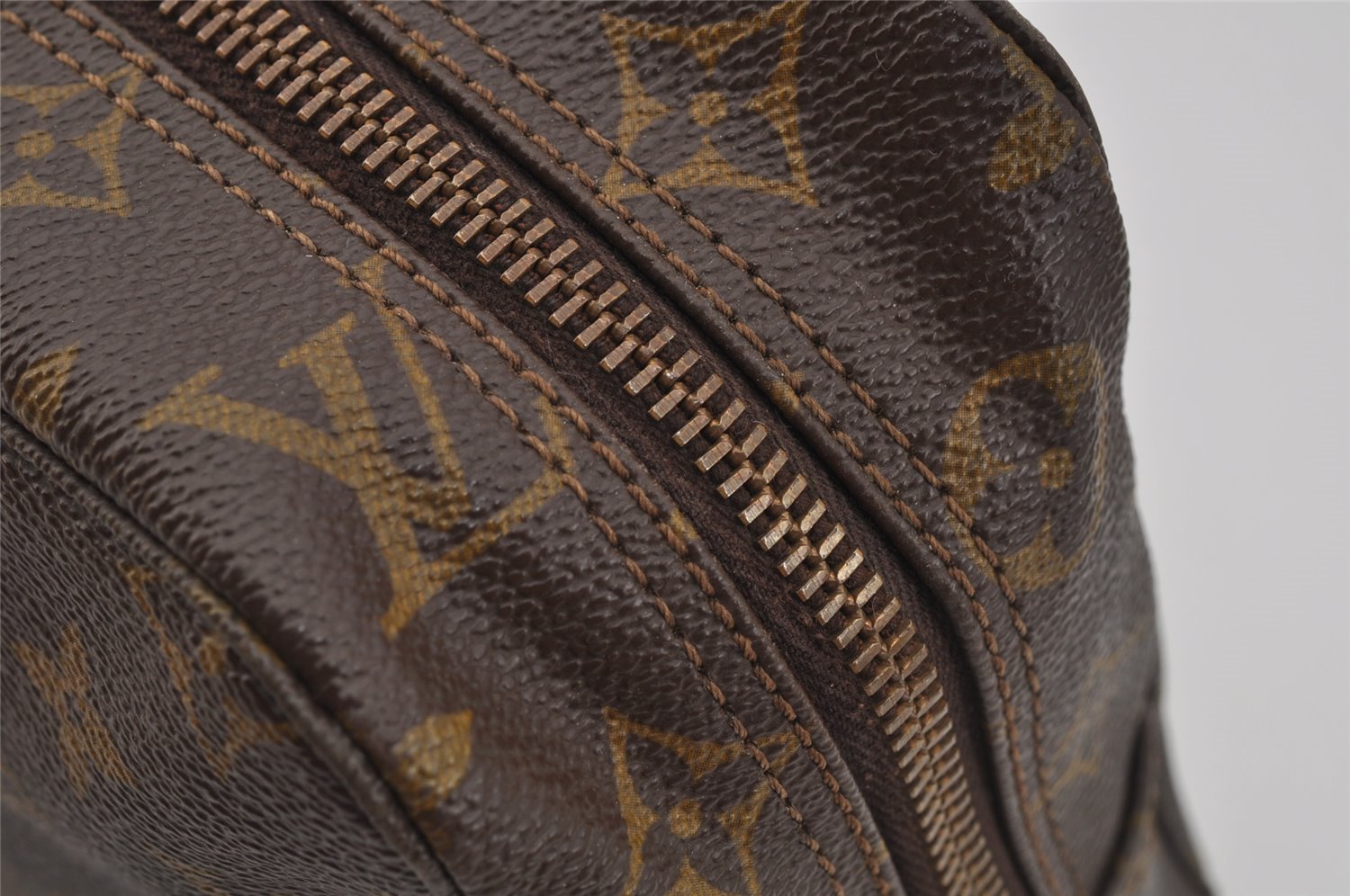 Auth Louis Vuitton Monogram Trousse Toilette 28 Clutch Hand Bag Old Model 1424J