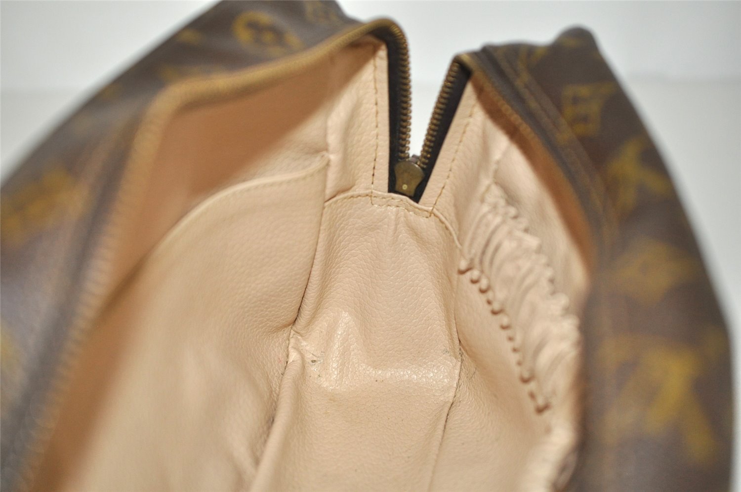 Auth Louis Vuitton Monogram Trousse Toilette 28 Clutch Hand Bag Old Model 1424J