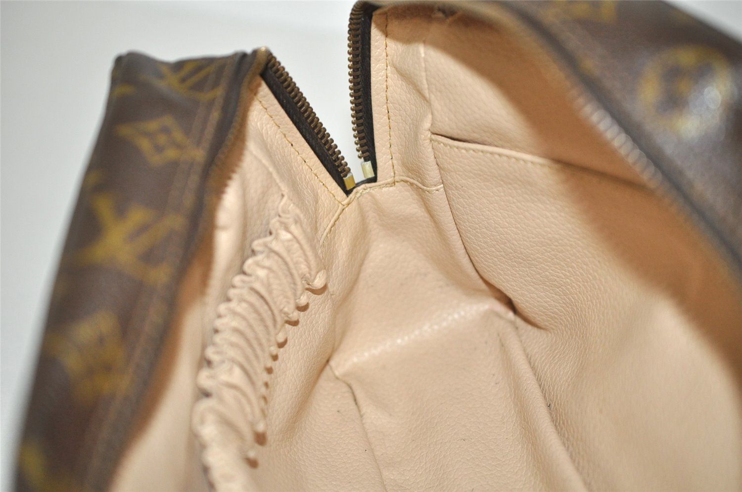 Auth Louis Vuitton Monogram Trousse Toilette 28 Clutch Hand Bag Old Model 1424J