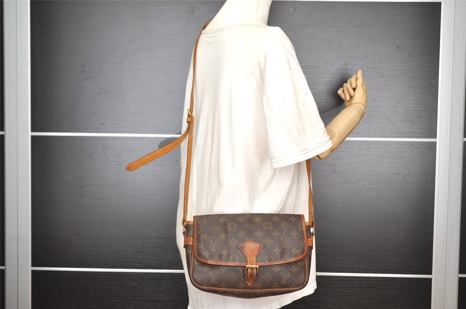 Authentic Louis Vuitton Monogram Sologne Shoulder Cross Body Bag M42250 LV 1464I