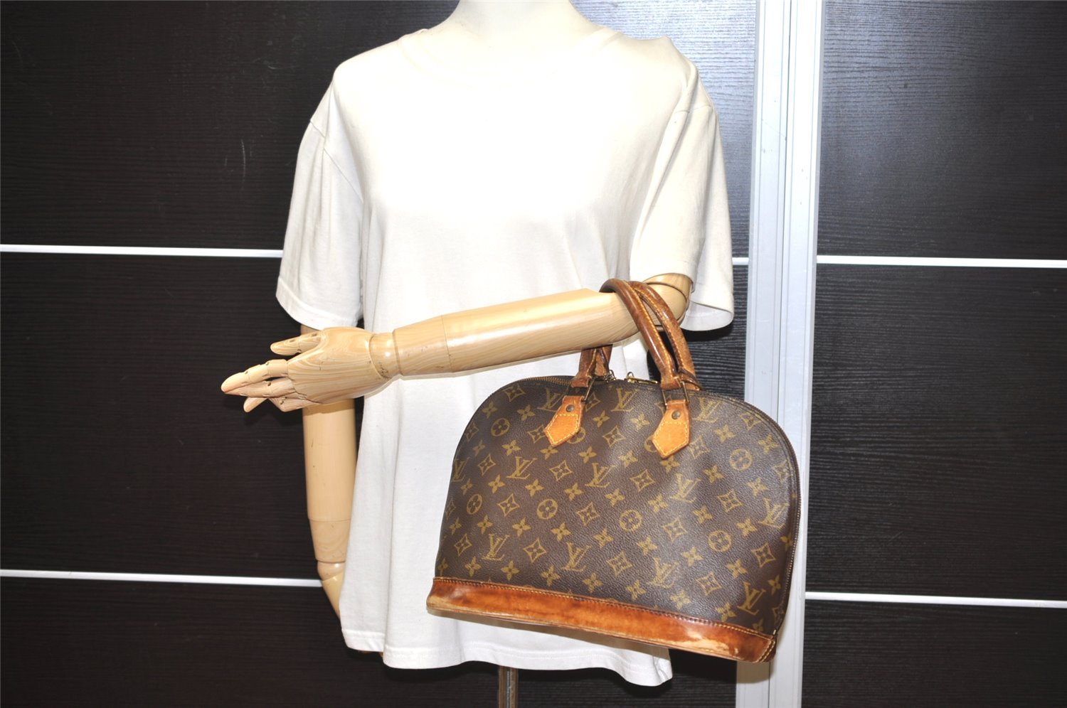 Authentic Louis Vuitton Monogram Alma Hand Bag Purse M51130 LV 1465I
