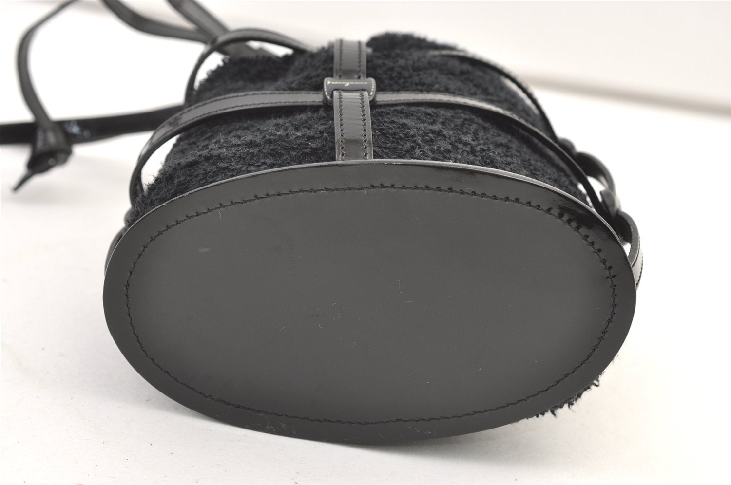 Authentic Salvatore Ferragamo Enamel Pile Shoulder Cross Body Bag Black 1474K