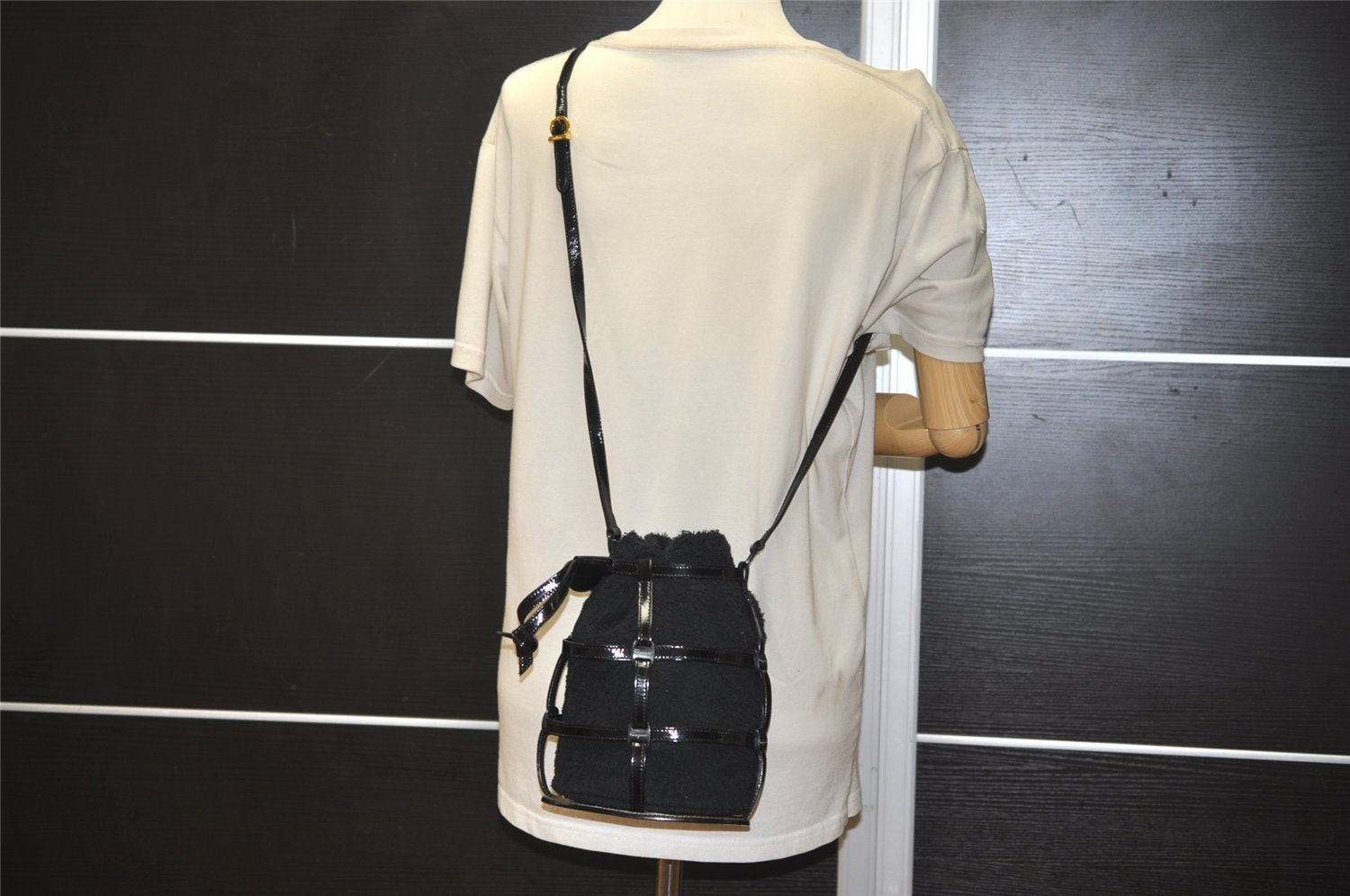 Authentic Salvatore Ferragamo Enamel Pile Shoulder Cross Body Bag Black 1474K